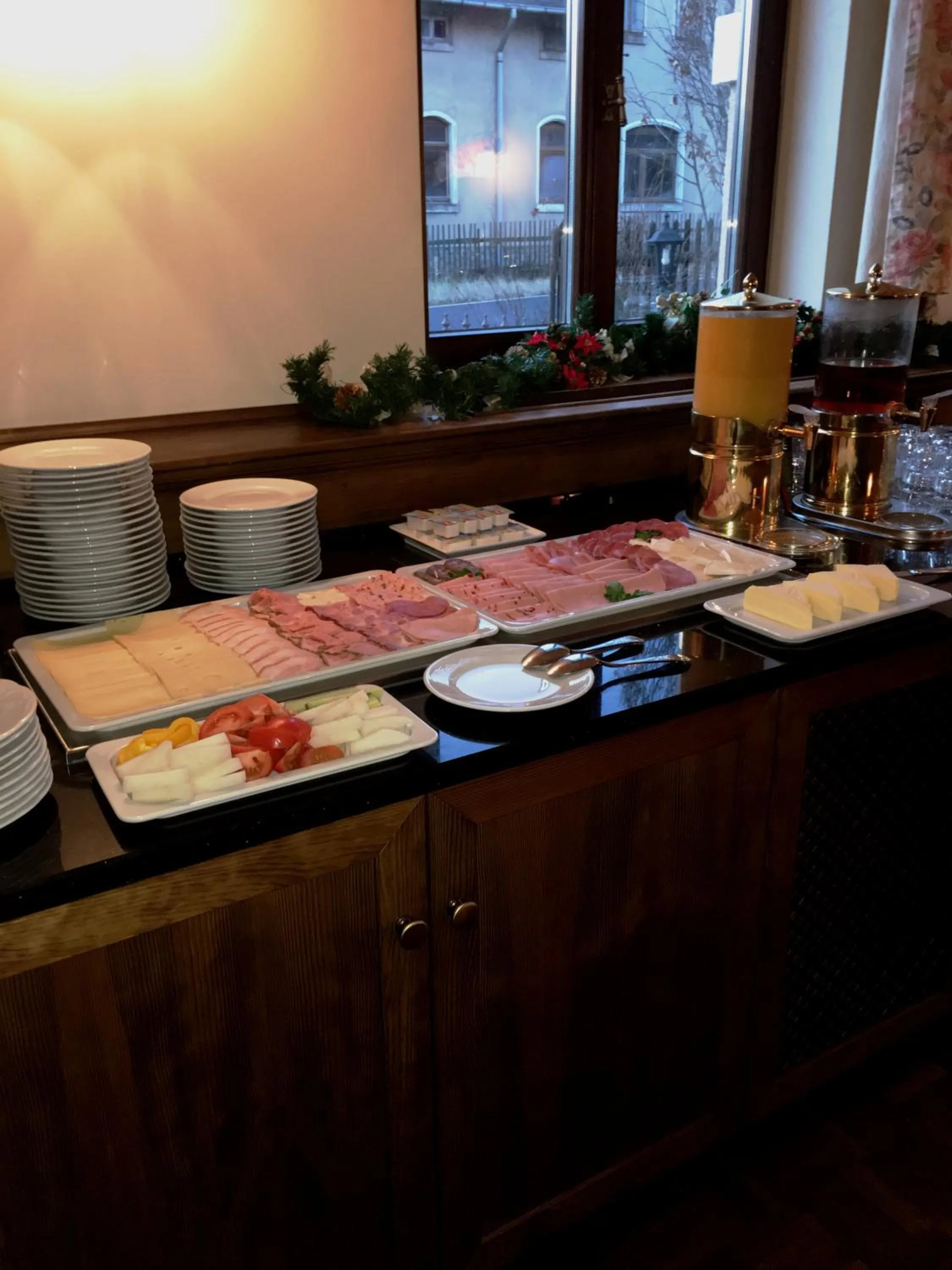 Buffet breakfast in Hotel BB Bahnhof Bertsdorf