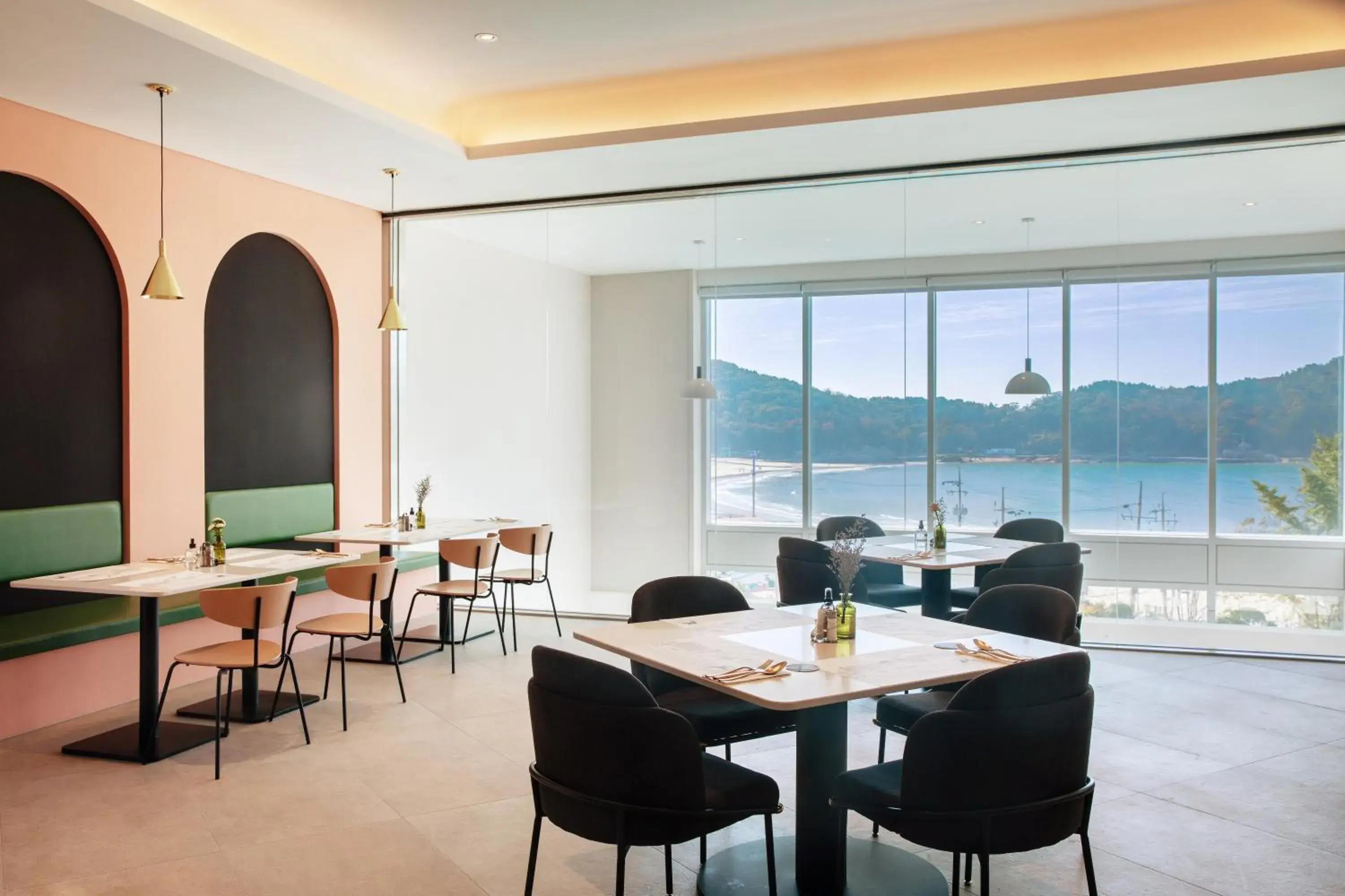 Restaurant/places to eat in The Week & Resort Restaurant/places to eat in The Week & Resort
