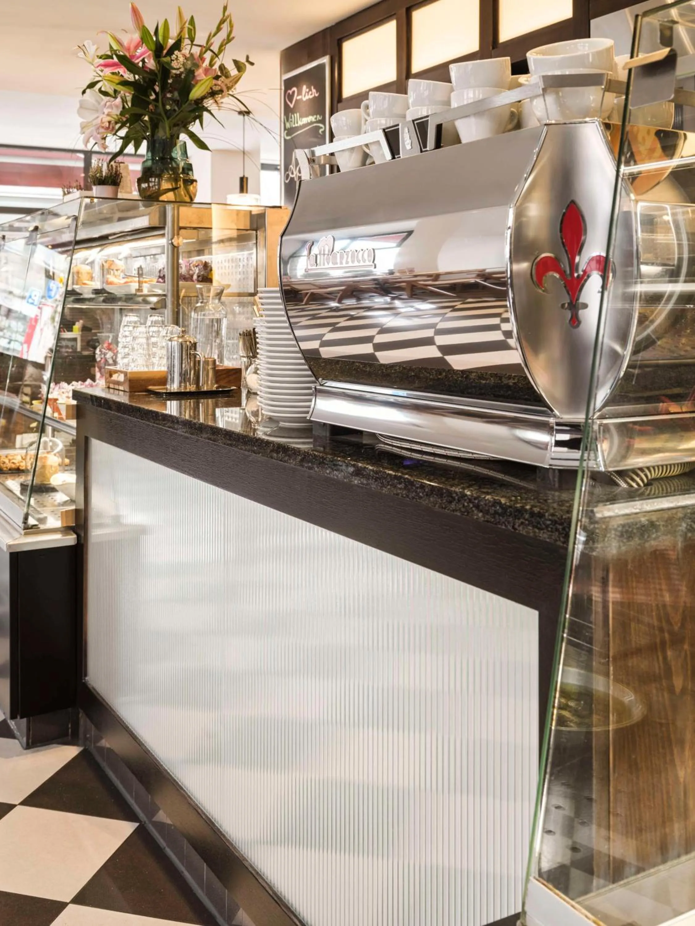 Restaurant/places to eat in Flemings Hotel München-City