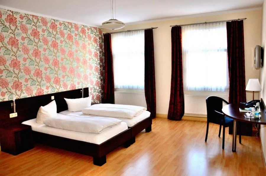 Living room, Bed in Kulturhotel Kaiserhof