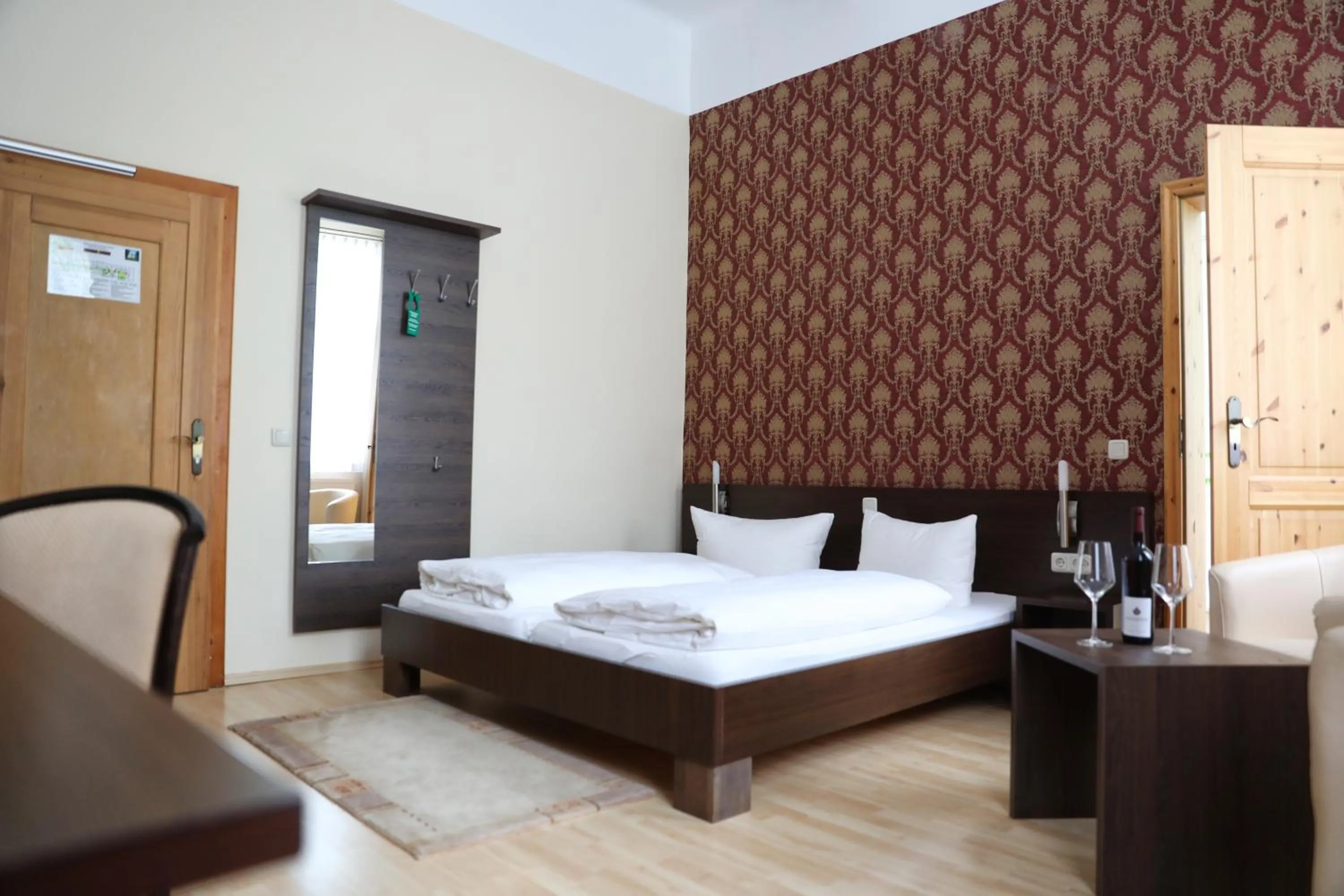 Photo of the whole room, Bed in Kulturhotel Kaiserhof