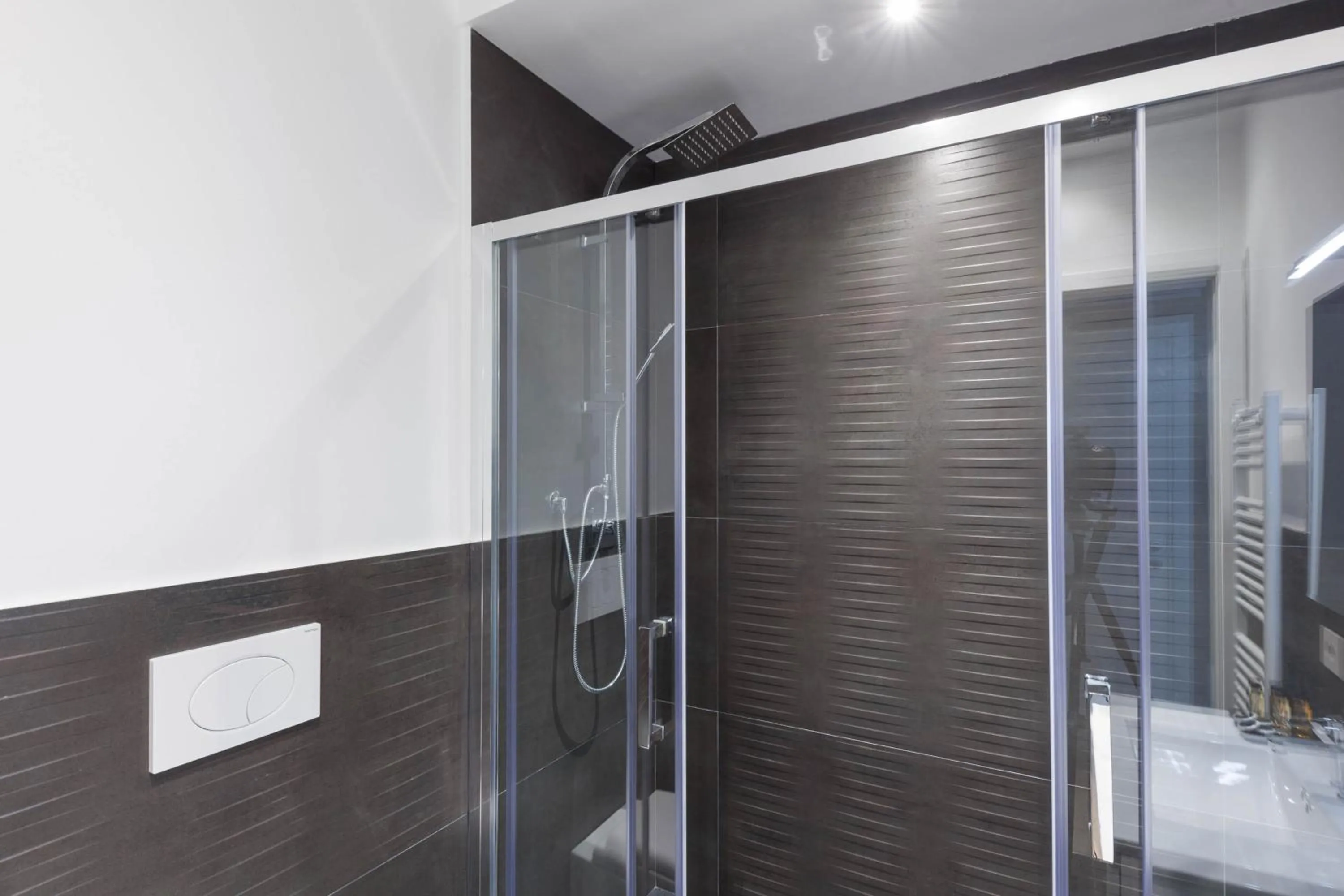 Shower in Teseo Rooms & Relax