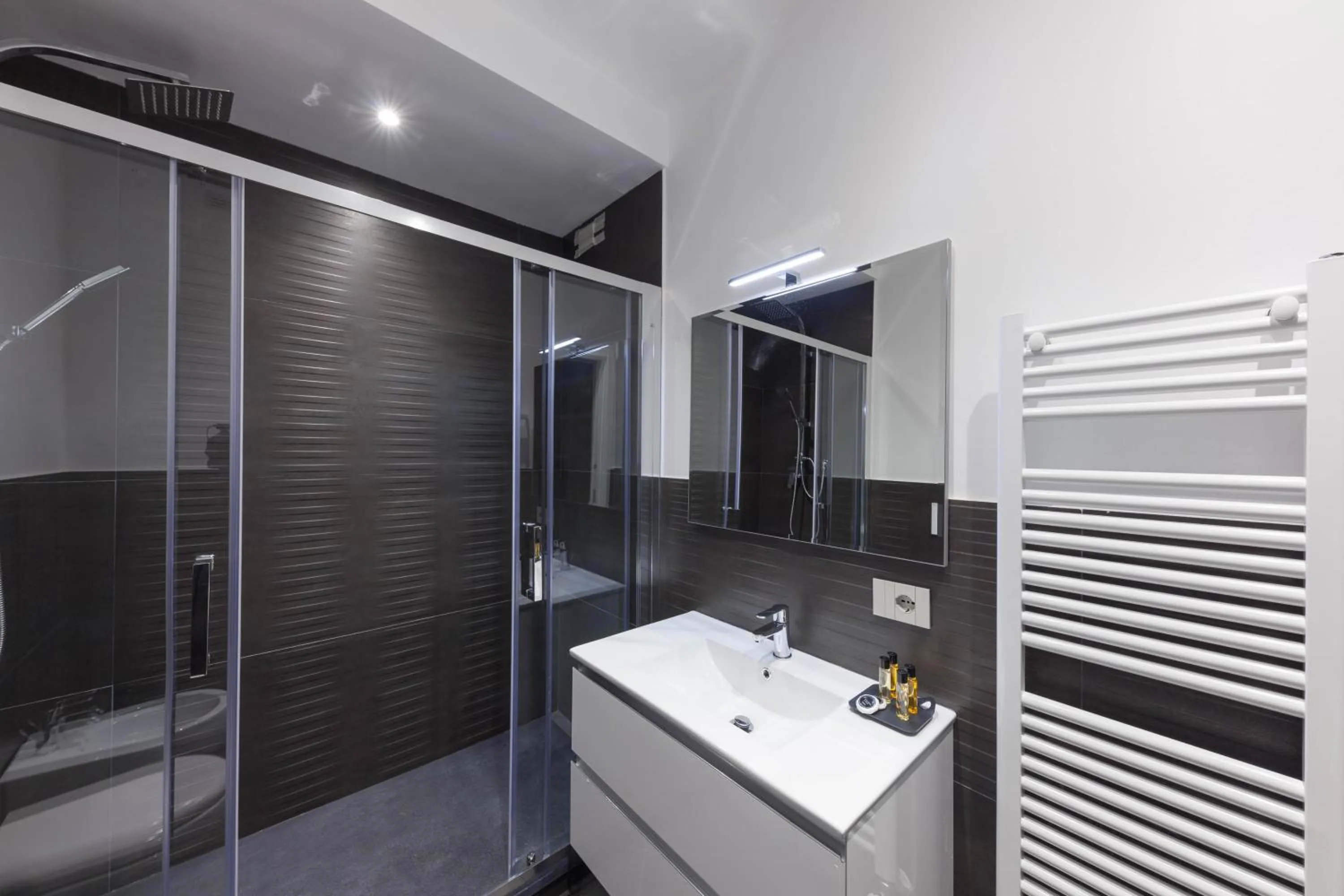 Shower in Teseo Rooms & Relax