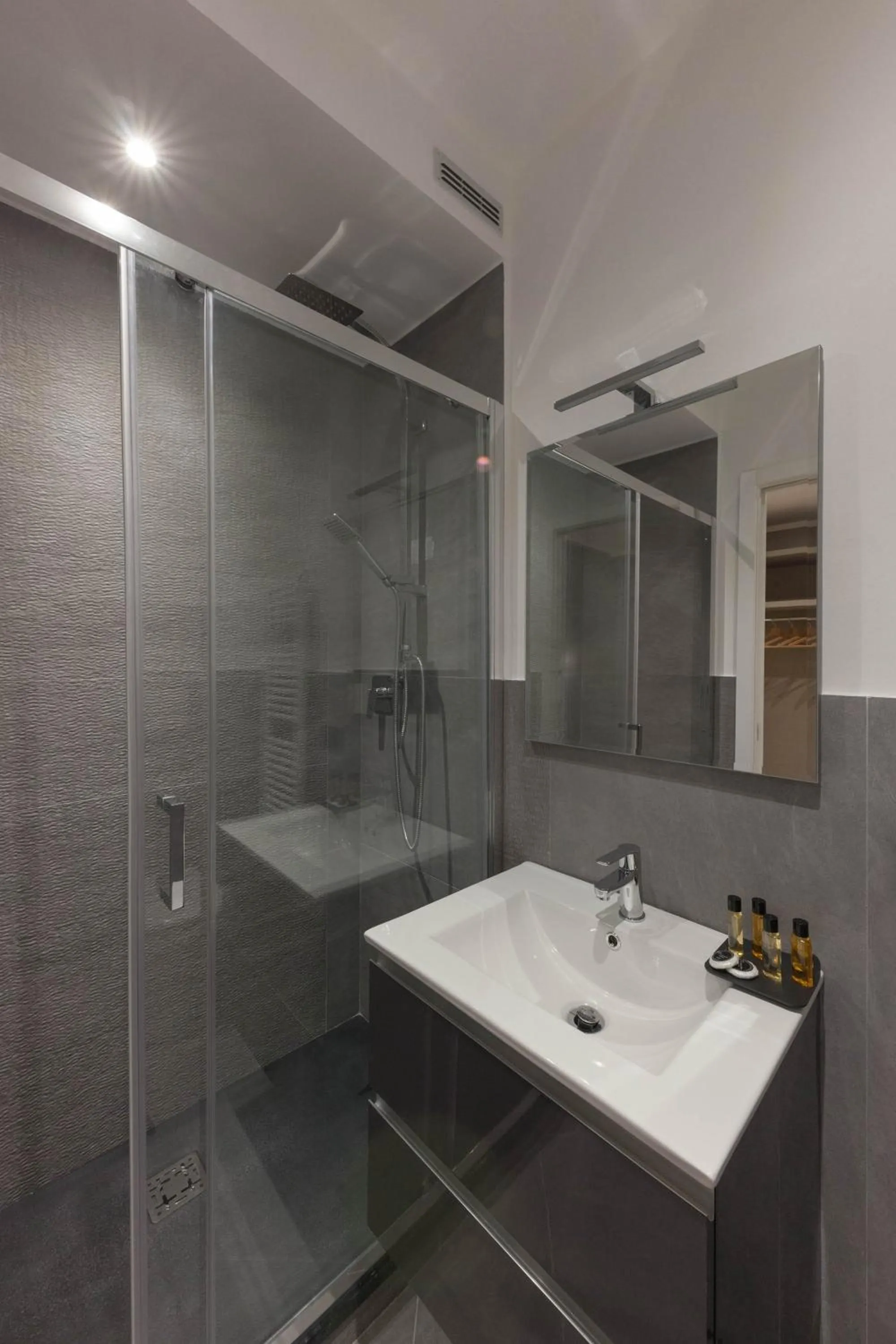 Shower in Teseo Rooms & Relax