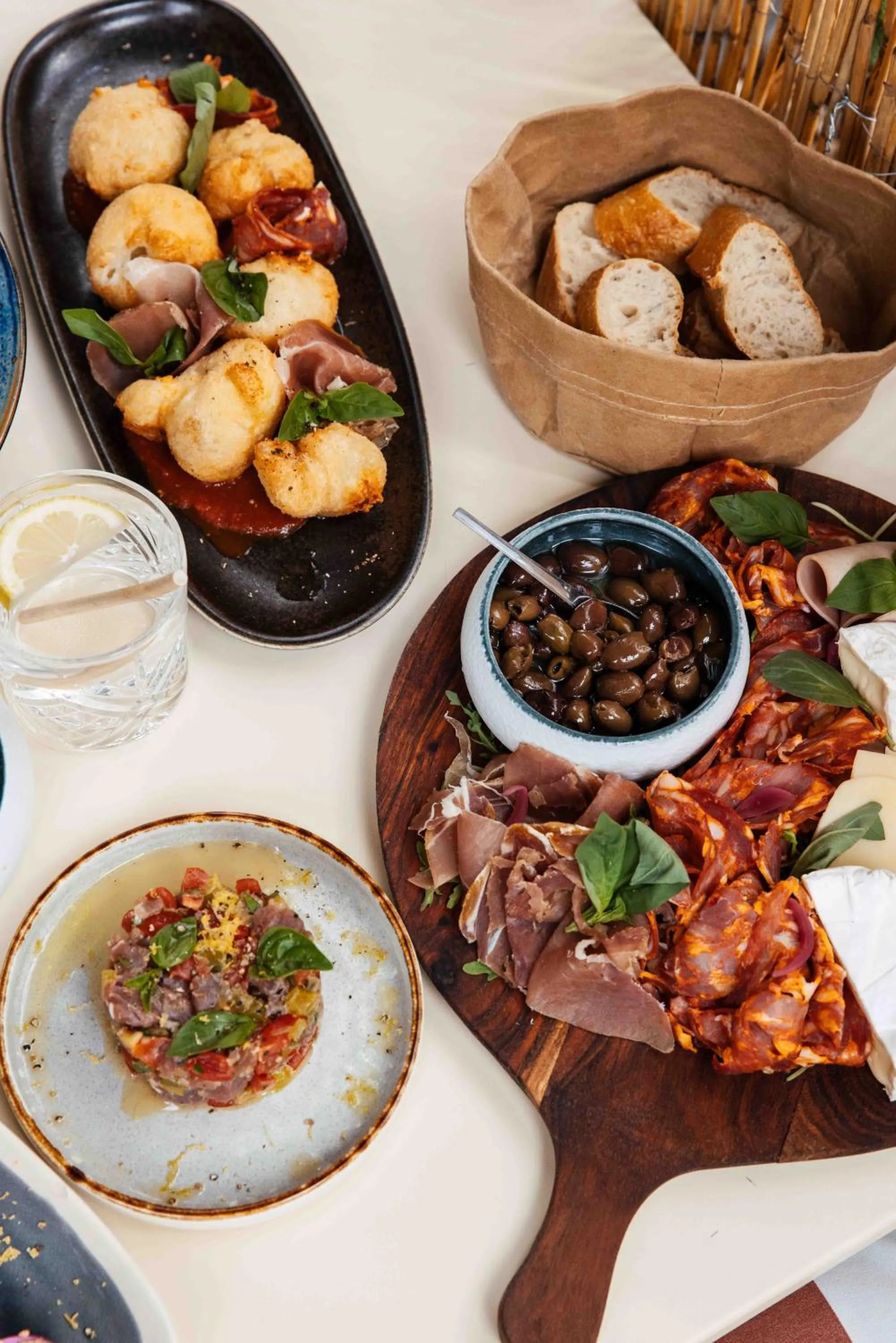 Food and drinks in Live Hotels Bordeaux Lac