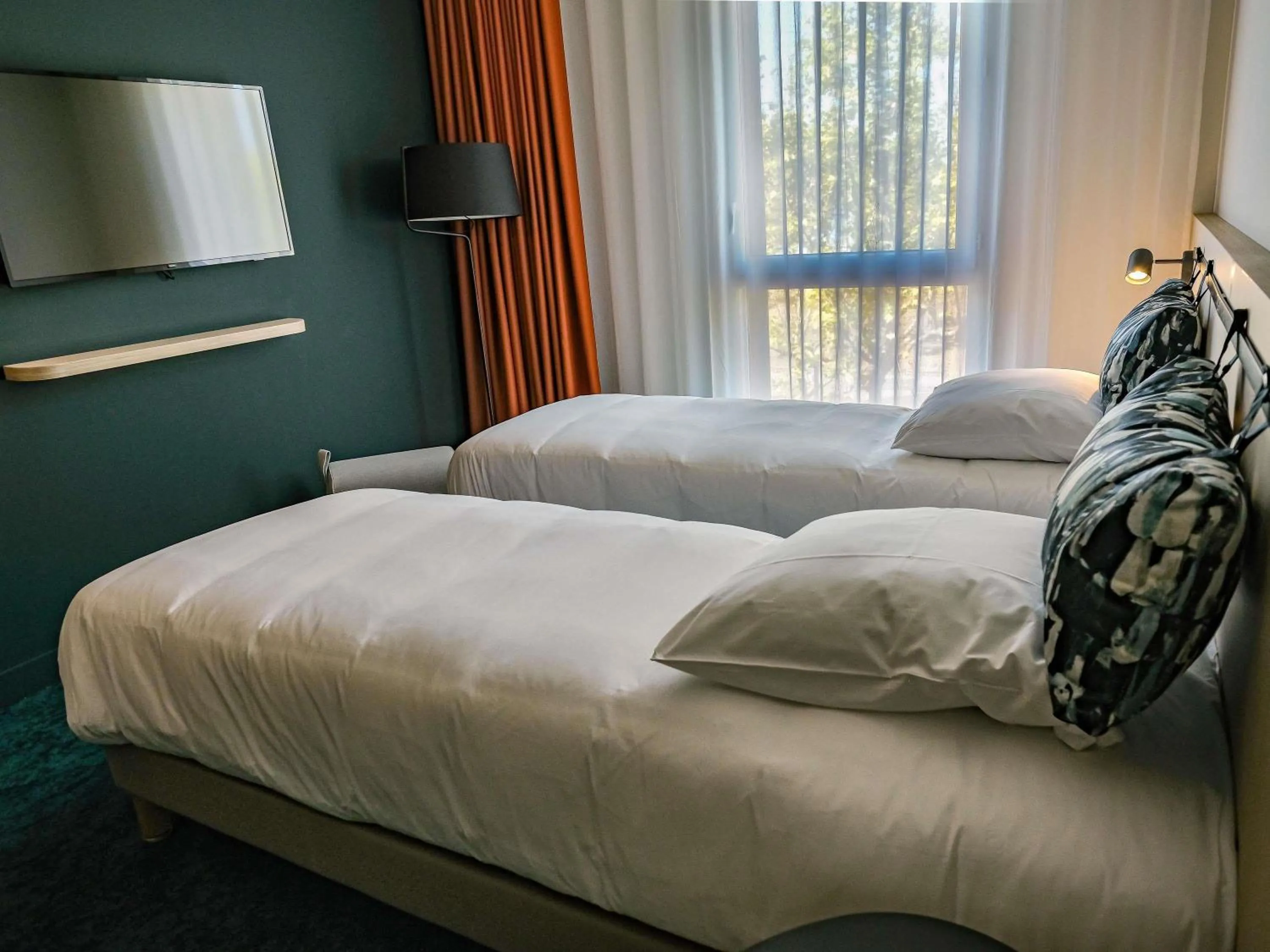 Bedroom, Bed in ibis Styles Bordeaux Lac Bruges