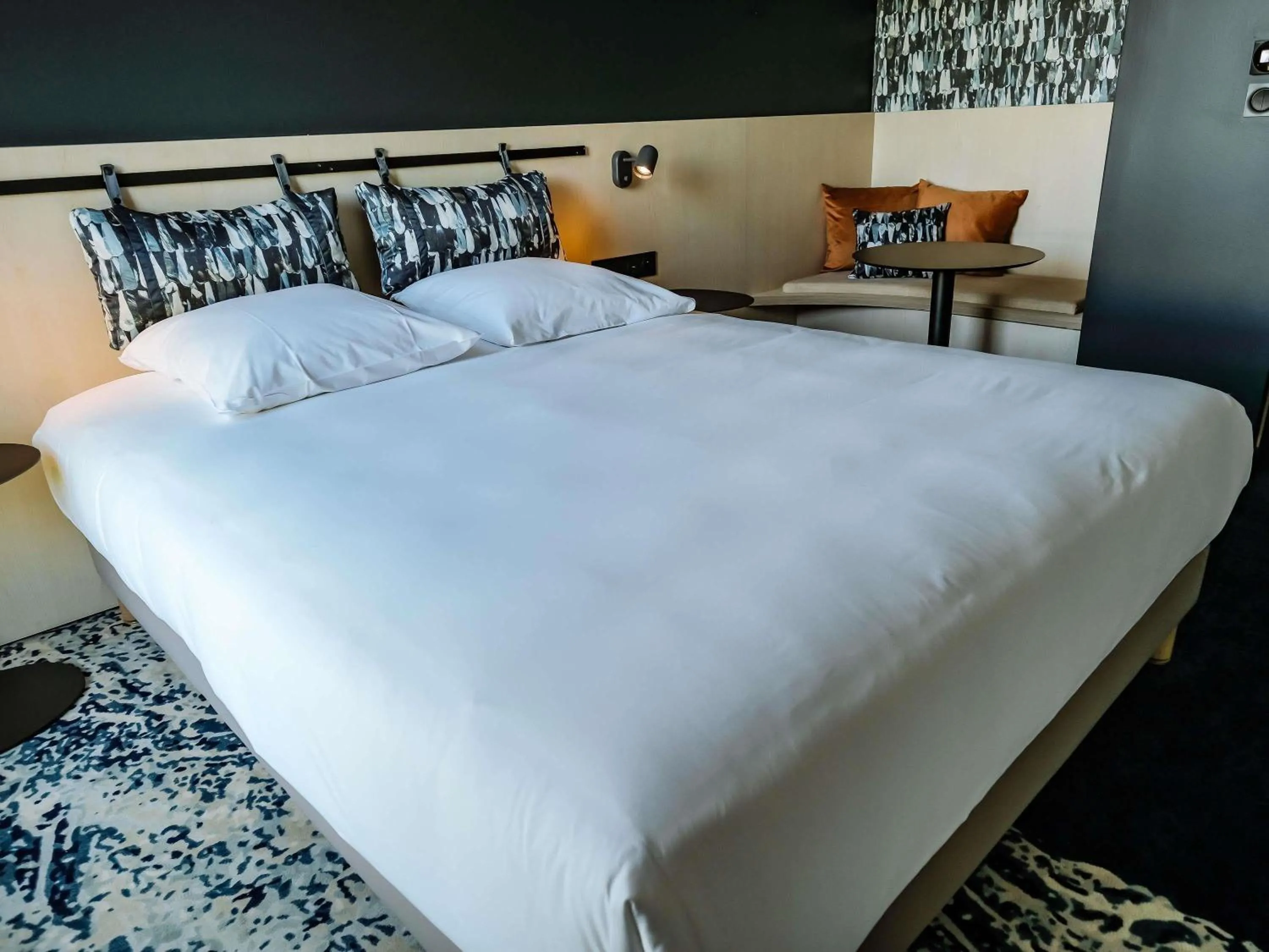 Bedroom, Bed in ibis Styles Bordeaux Lac Bruges