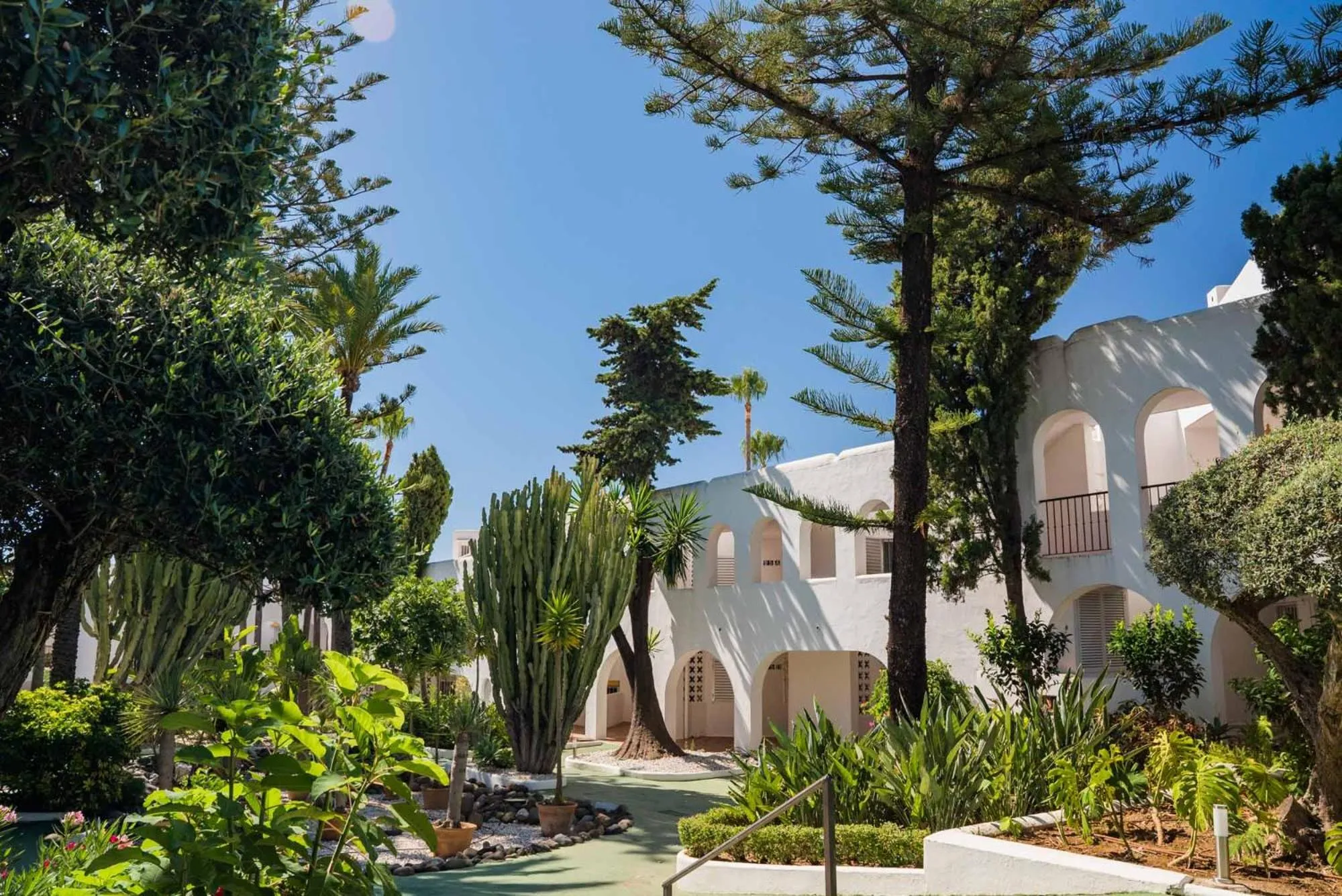 Property building in Azahara I, 25A small cozy apartment with great views located in the popular area of Nueva Andalucia