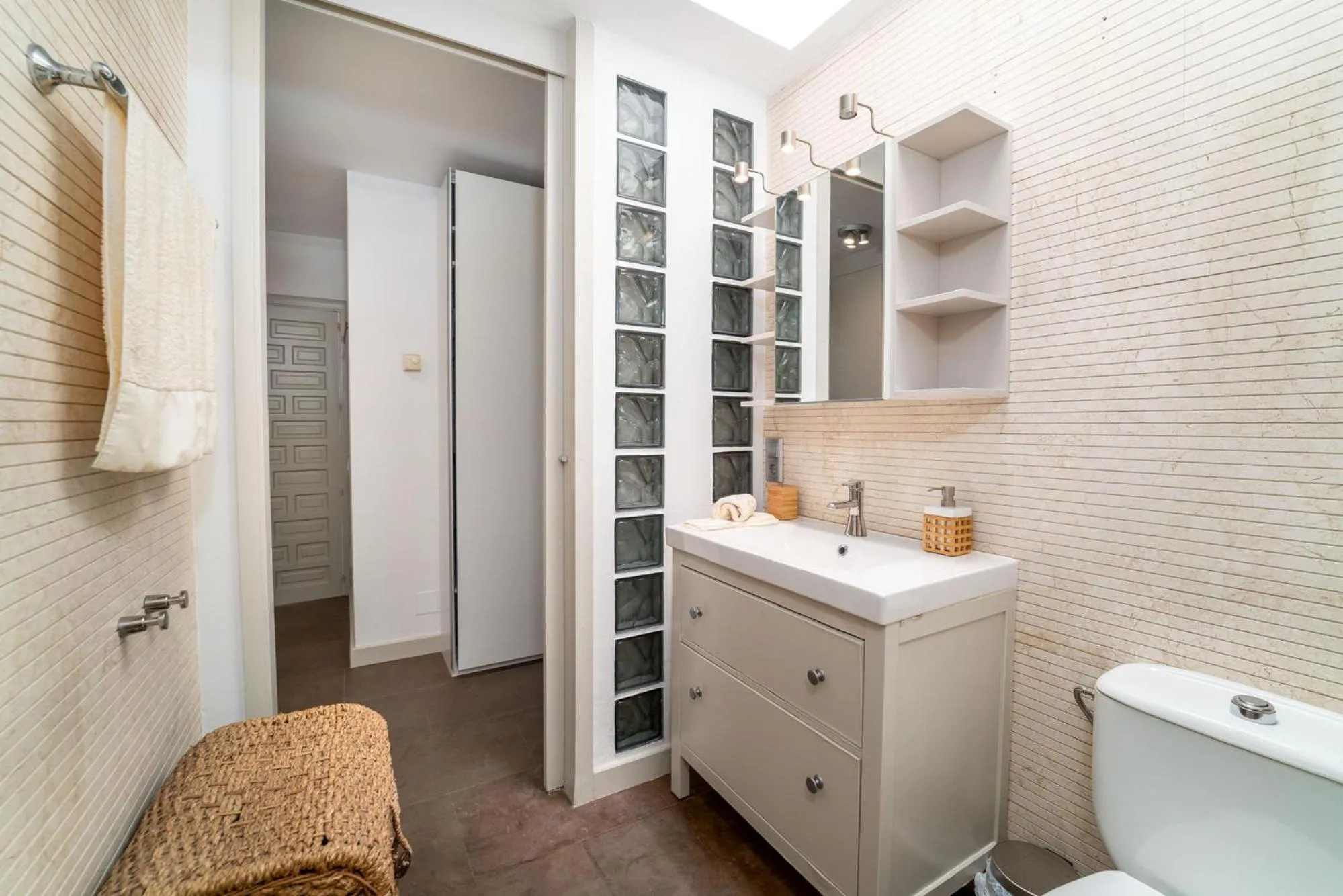 Shower in Azahara I, 25A small cozy apartment with great views located in the popular area of Nueva Andalucia