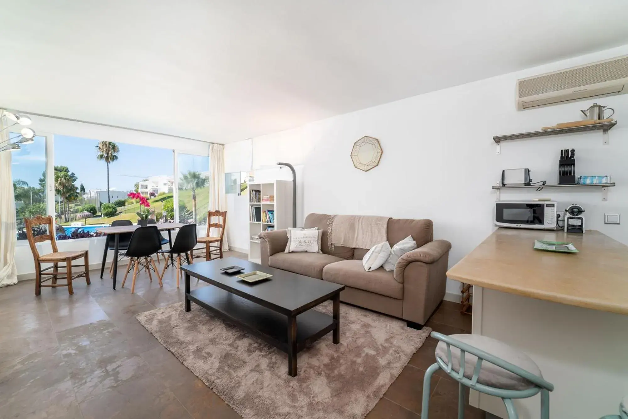 Azahara I, 25A small cozy apartment with great views located in the popular area of Nueva Andalucia Azahara I, 25A small cozy apartment with great views located in the popular area of Nueva Andalucia