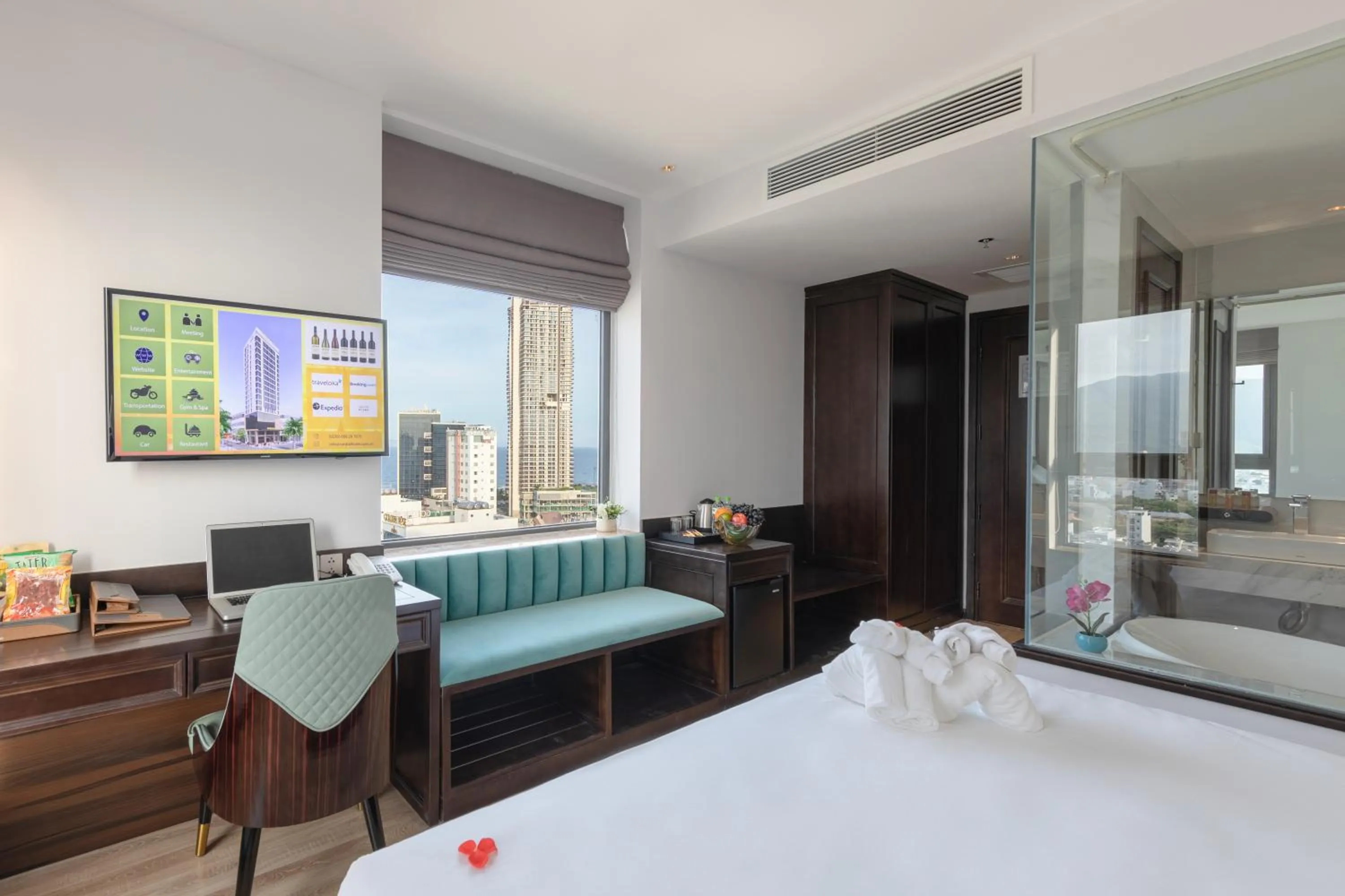 Communal lounge/ TV room, Bed in Cordial Grand Hotel Da Nang Beach - Infinity Rooftop Pool