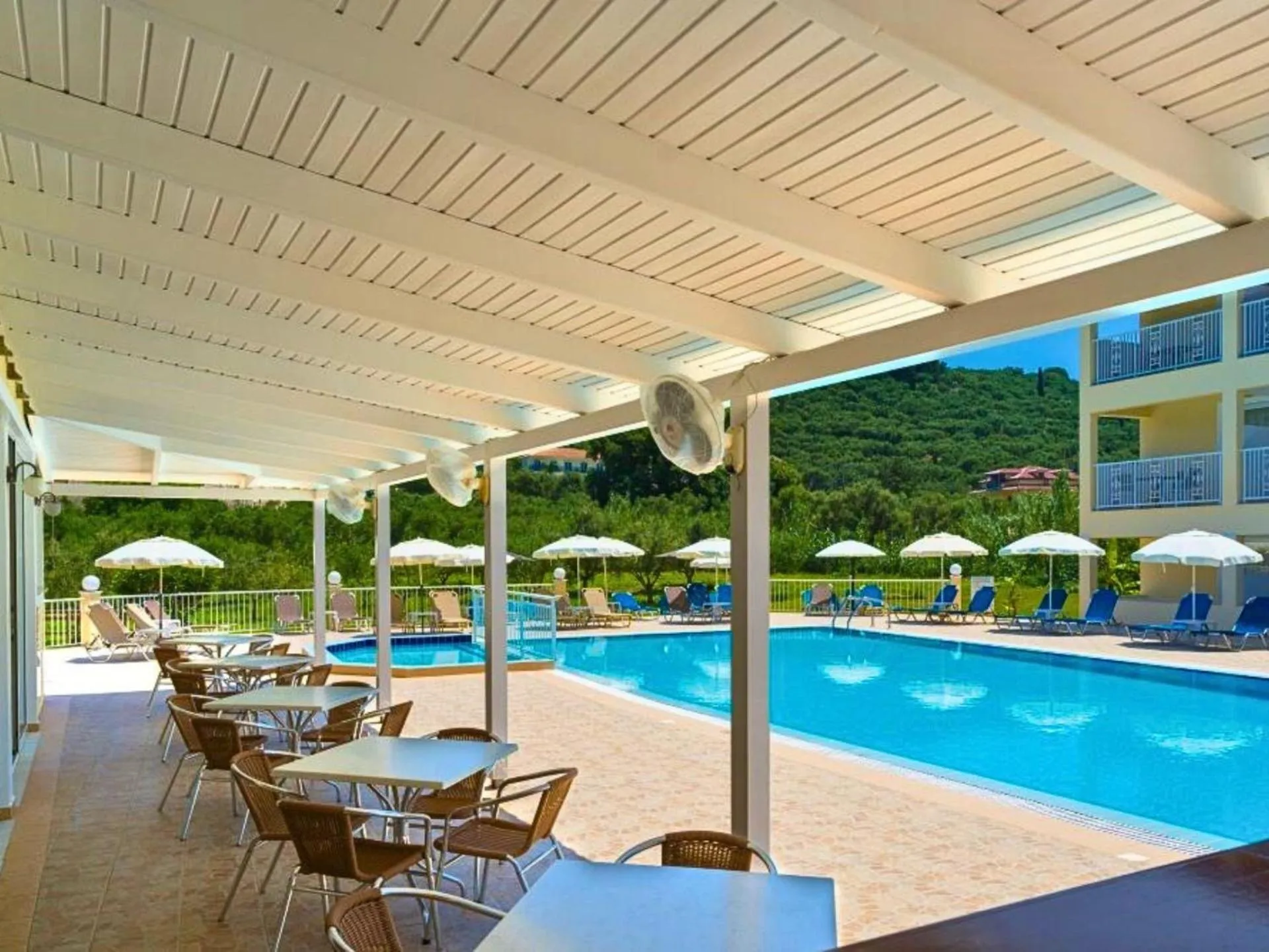 Restaurant/places to eat in Manousis ApartHotel