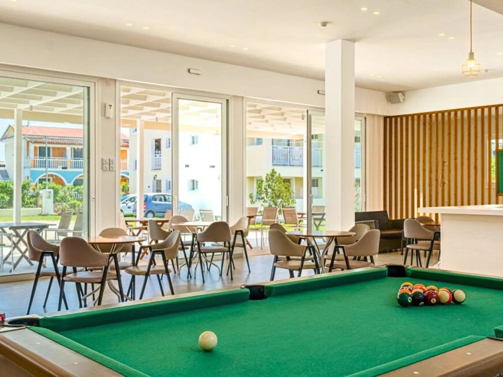 Restaurant/places to eat in Manousis ApartHotel