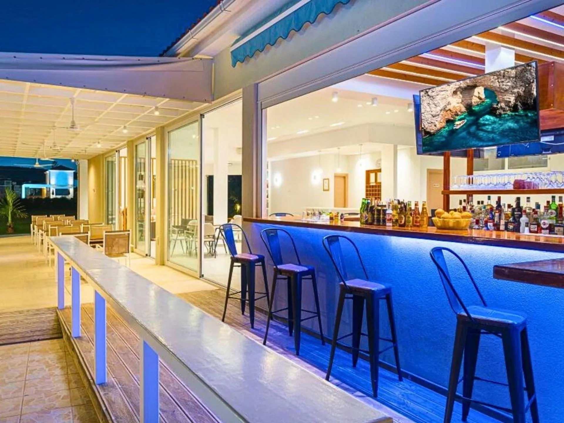 Restaurant/places to eat in Manousis ApartHotel