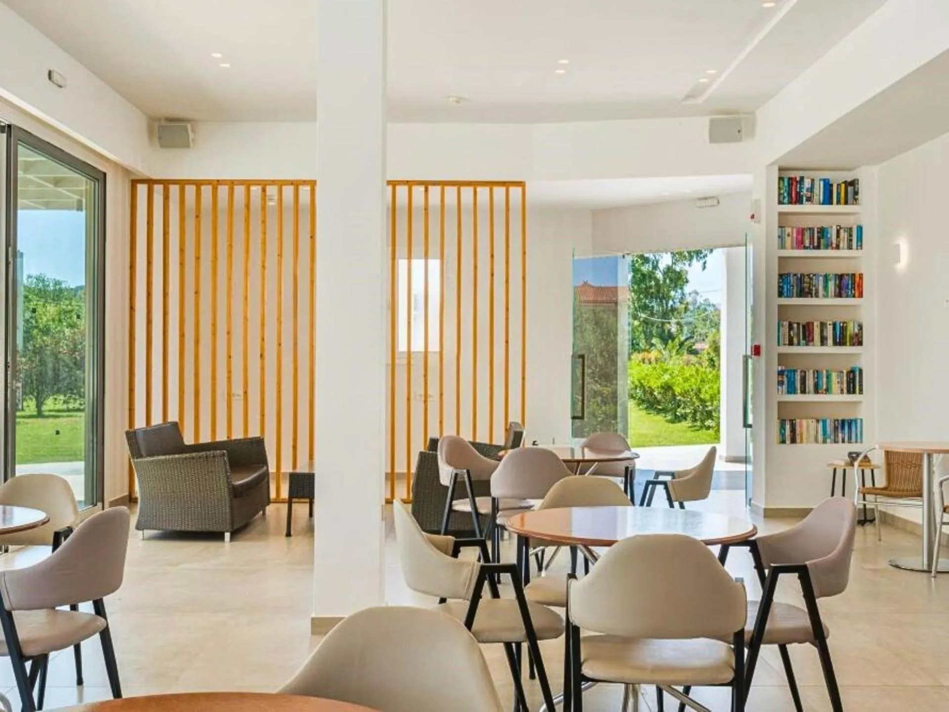 Restaurant/places to eat in Manousis ApartHotel