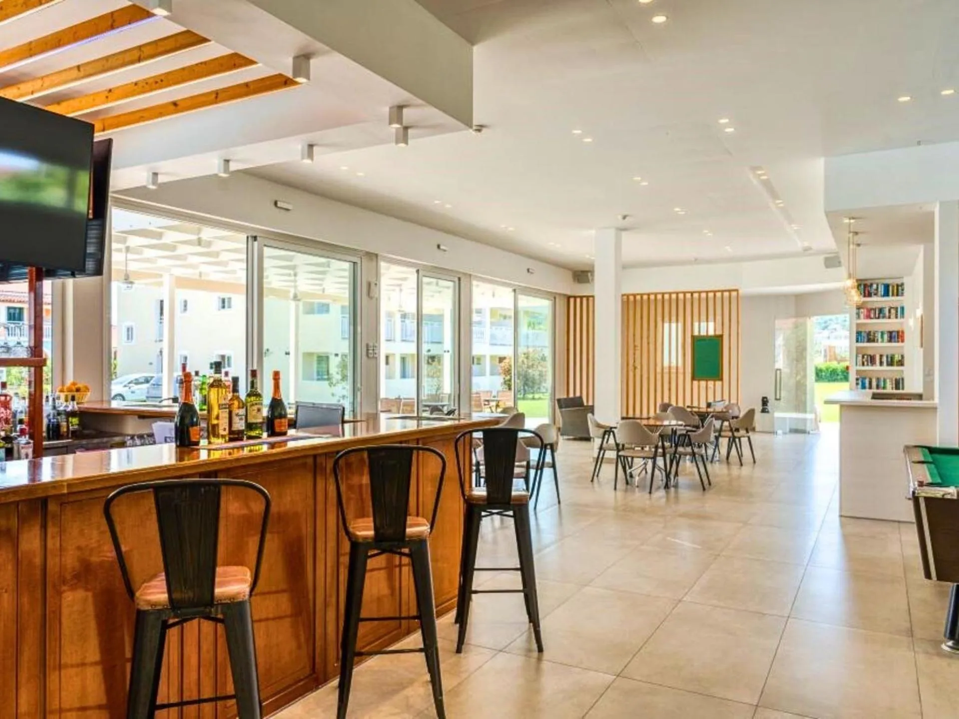 Restaurant/places to eat in Manousis ApartHotel