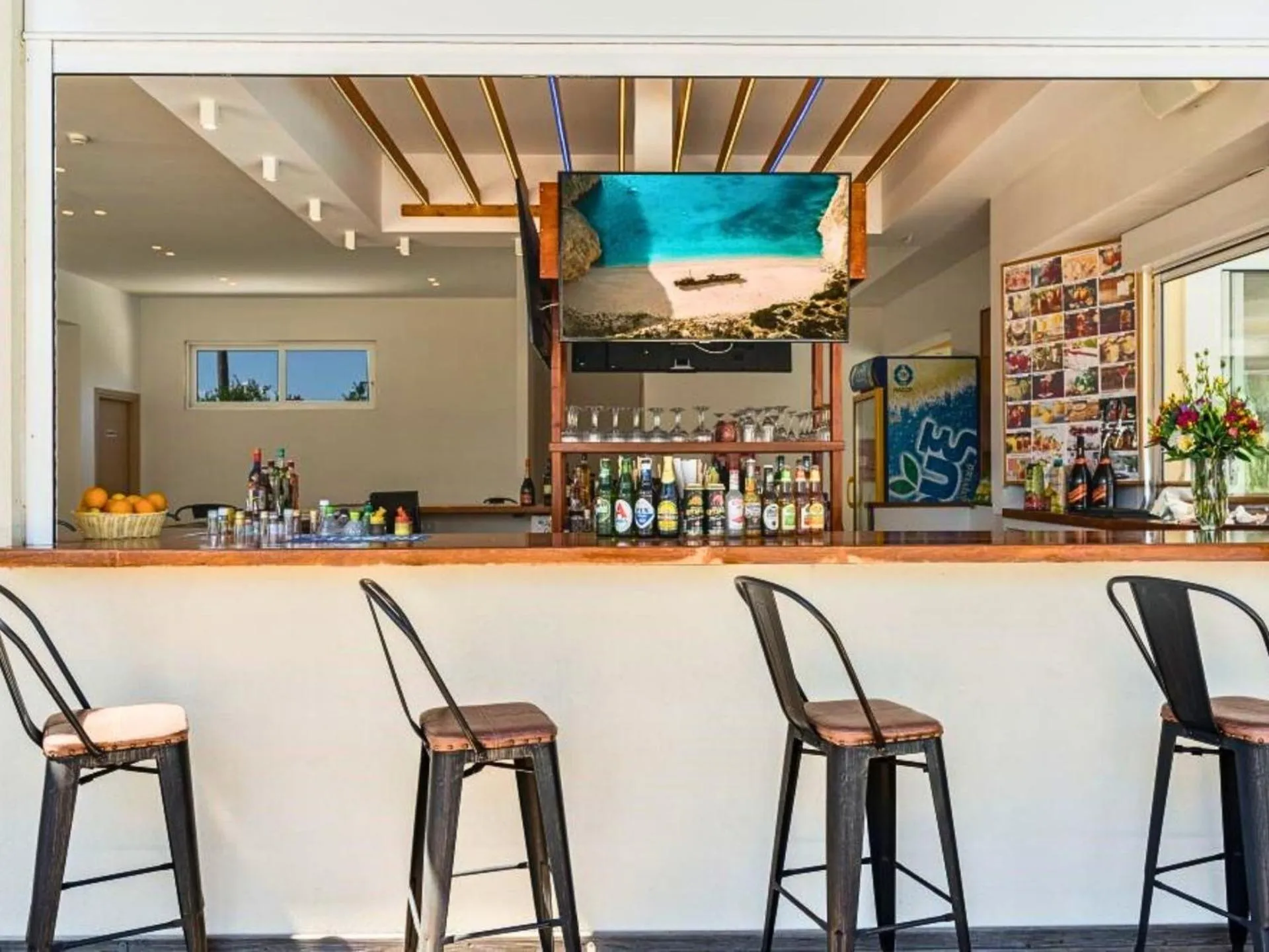 Restaurant/places to eat in Manousis ApartHotel