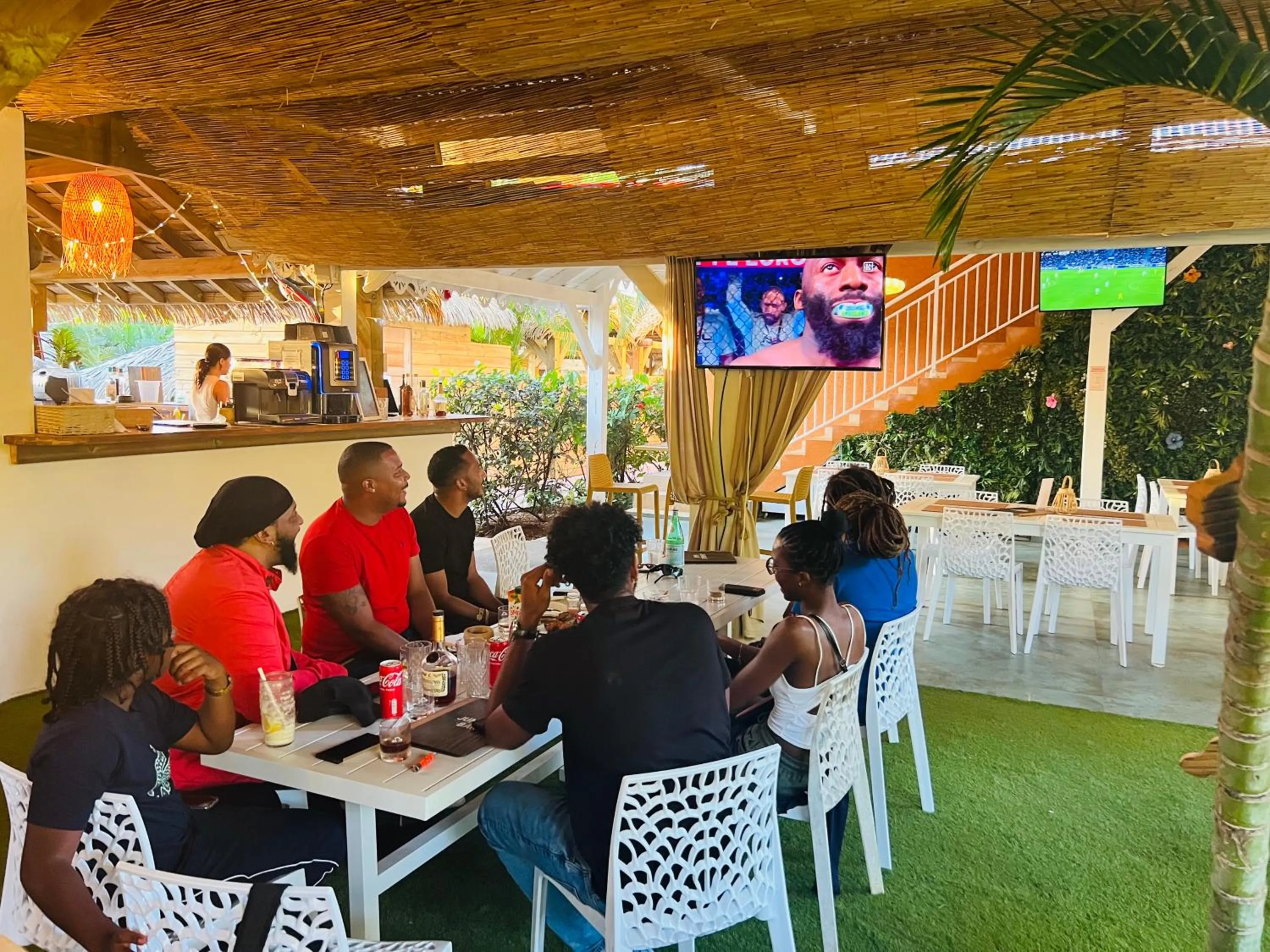 Restaurant/places to eat in Kawan Bay Suites