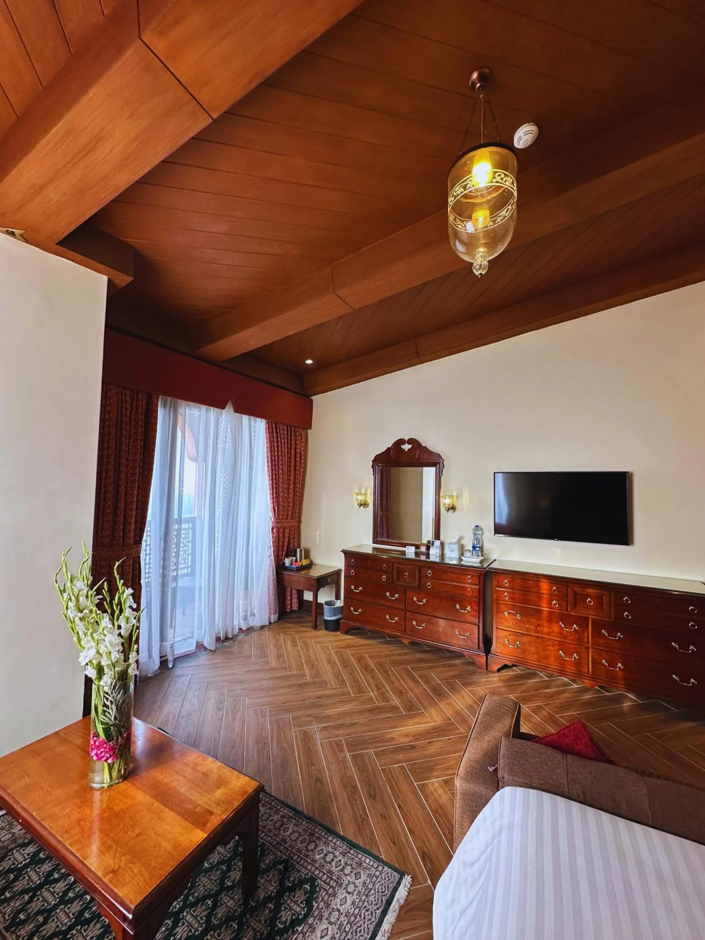 TV and multimedia, Bed in Pearl Continental Hotel Malam Jabba