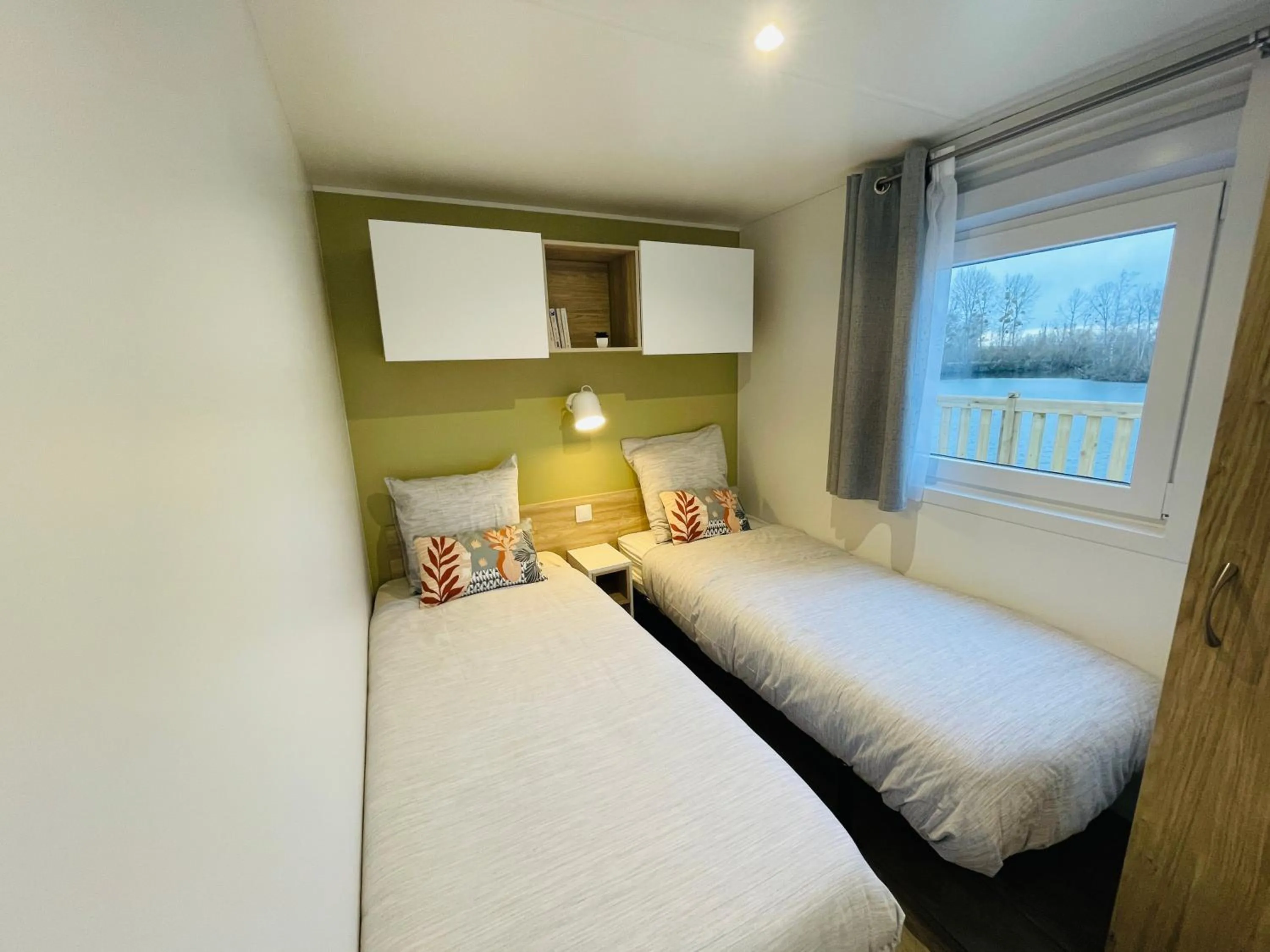 Photo of the whole room, Bed in Les Etangs de la Bassée