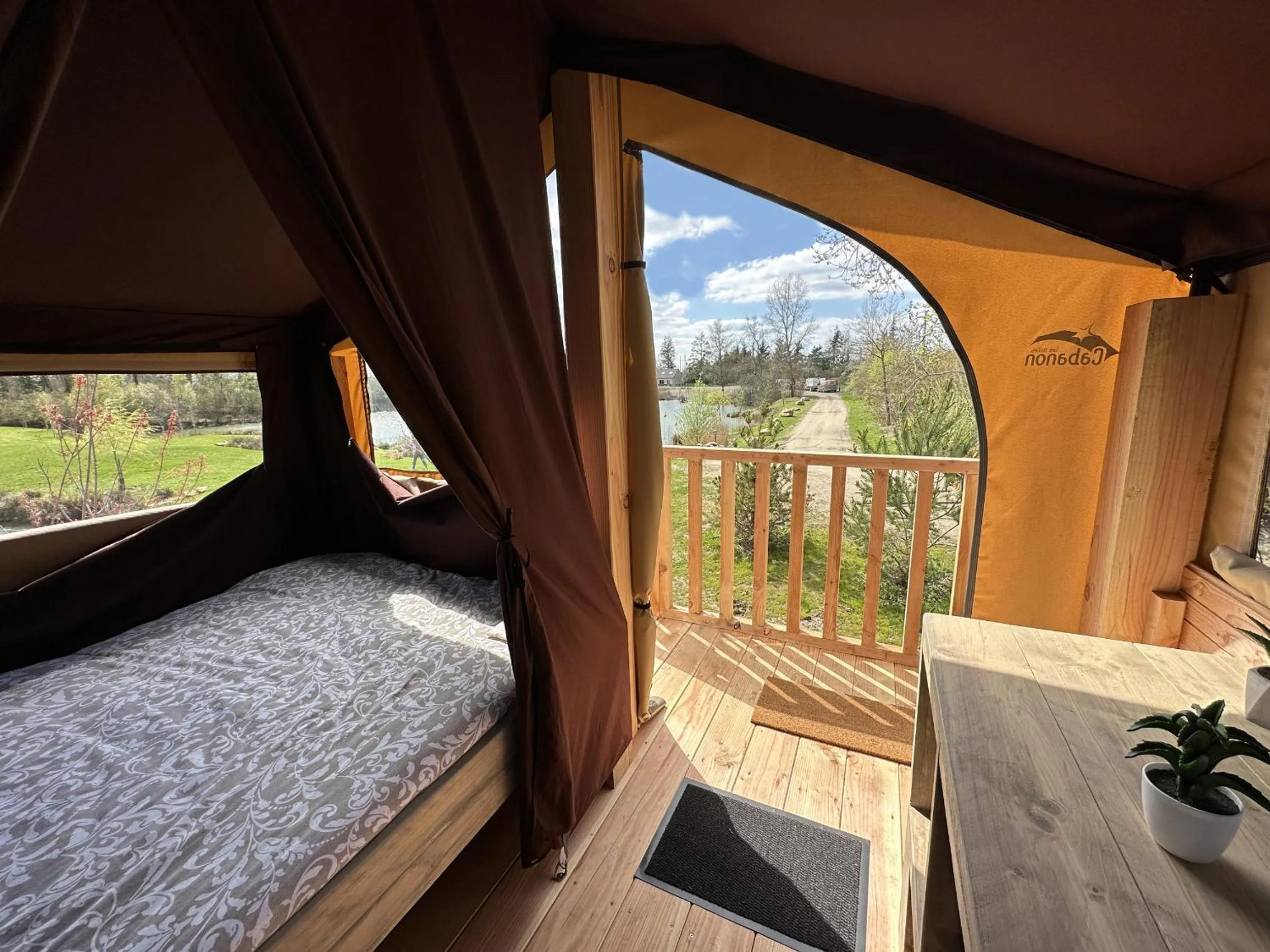 Photo of the whole room, Bed in Les Etangs de la Bassée