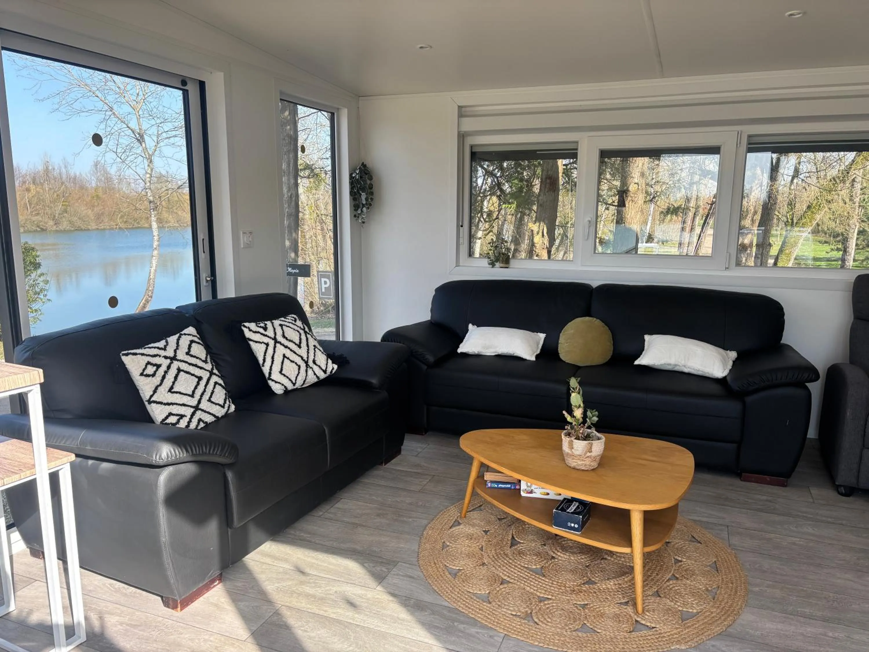 Communal lounge/ TV room in Les Etangs de la Bassée