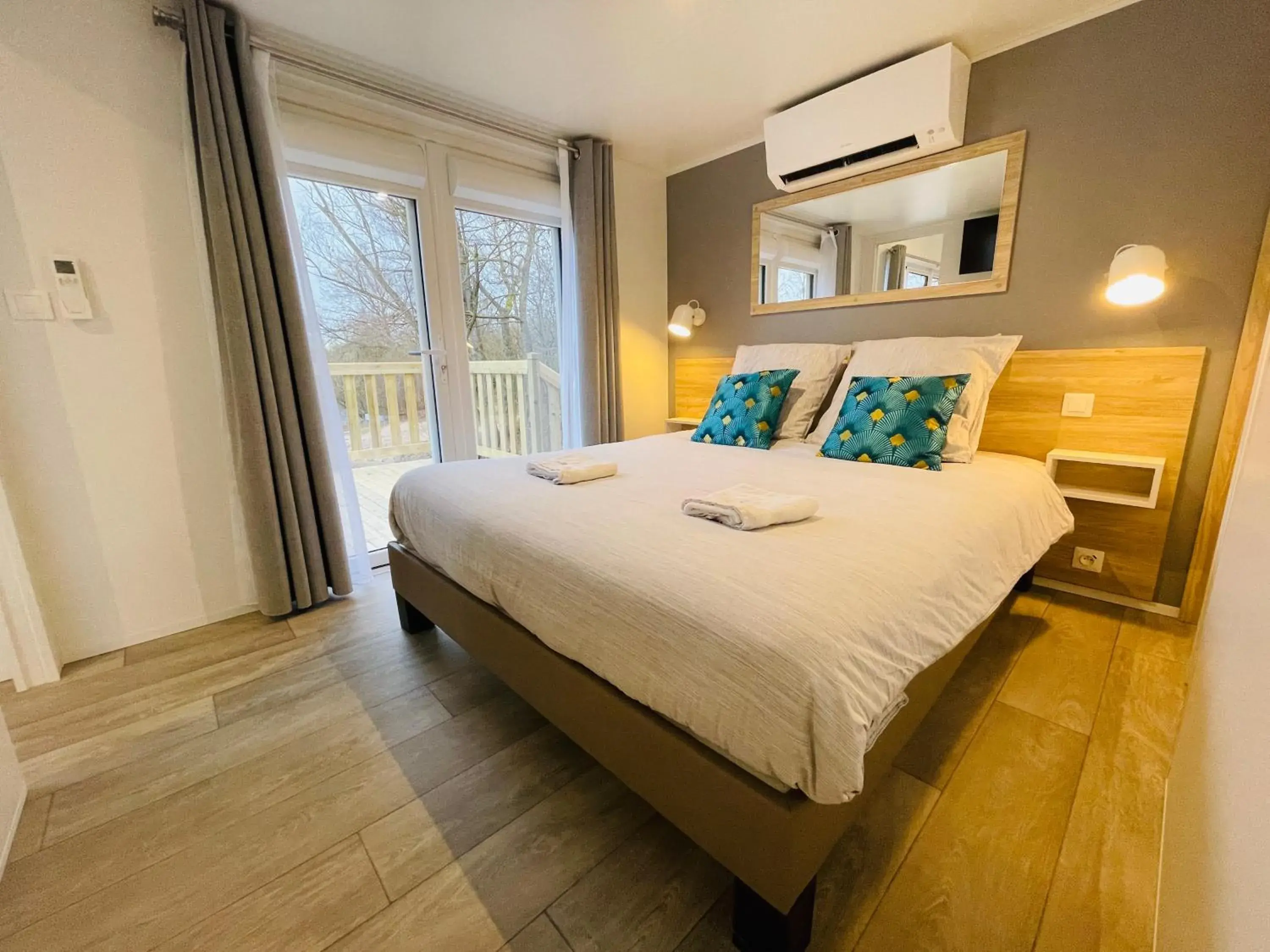 Photo of the whole room, Bed in Les Etangs de la Bassée Photo of the whole room, Bed in Les Etangs de la Bassée