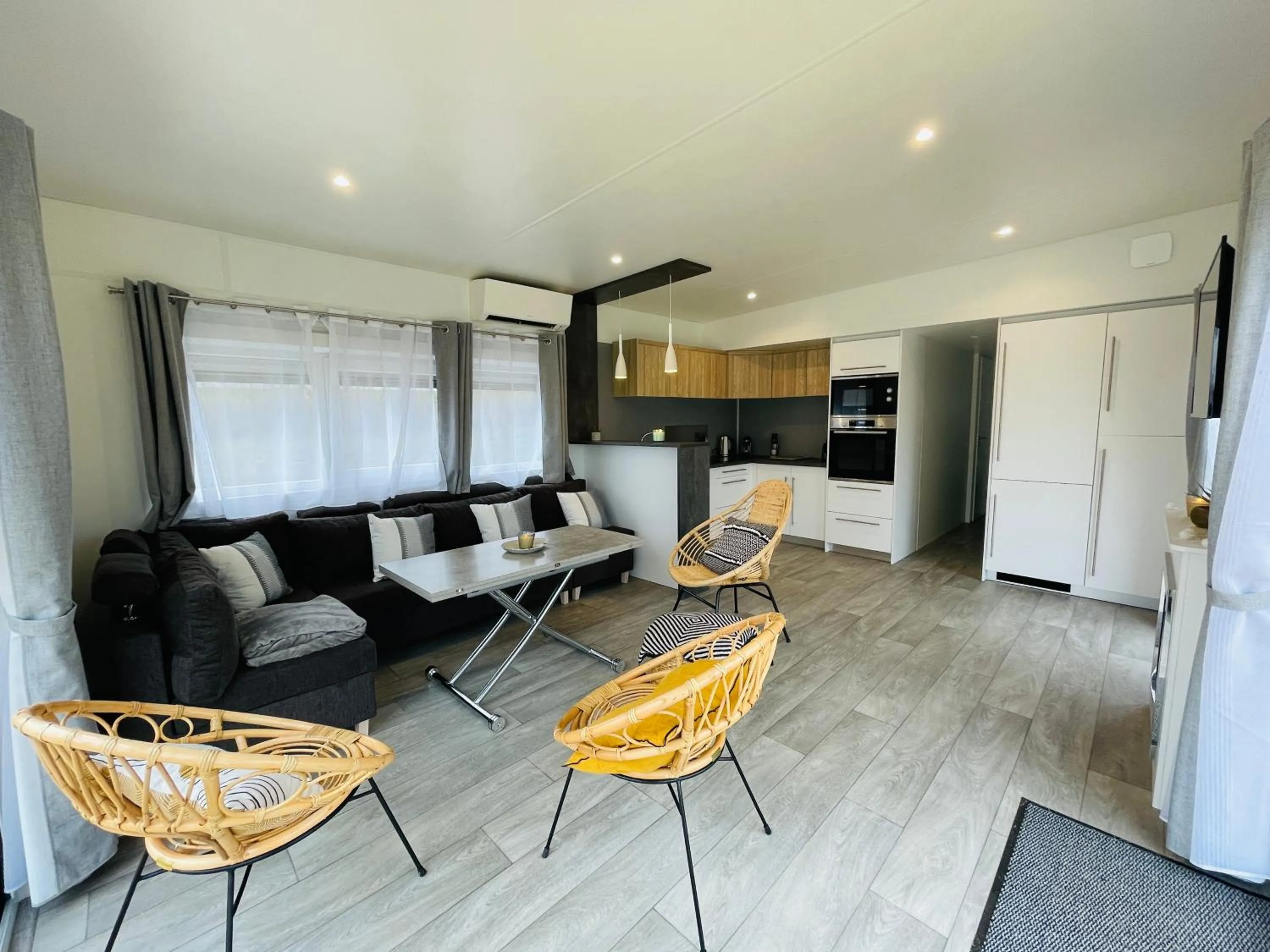 Communal lounge/ TV room in Les Etangs de la Bassée