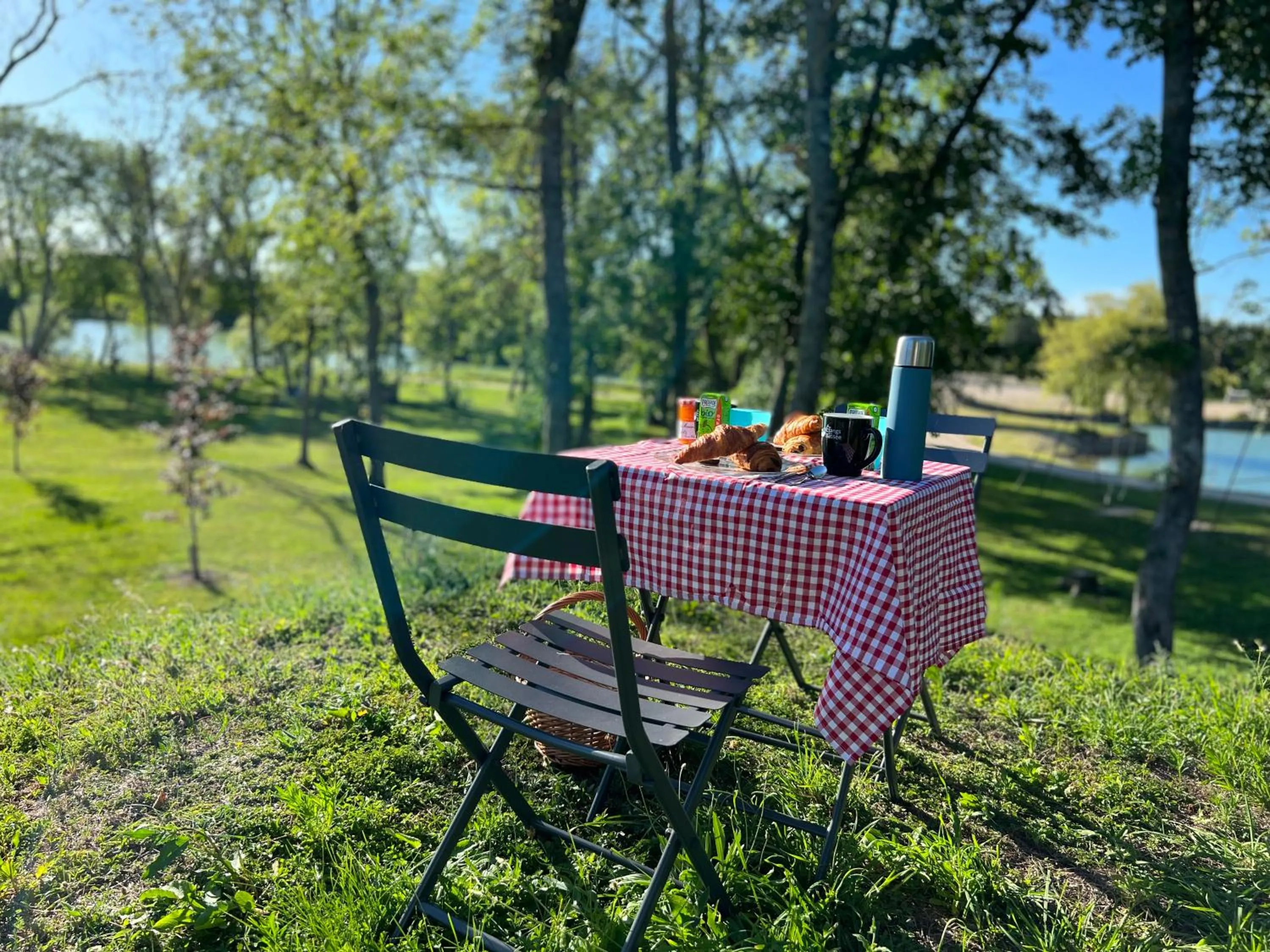 Lake view in Les Etangs de la Bassée