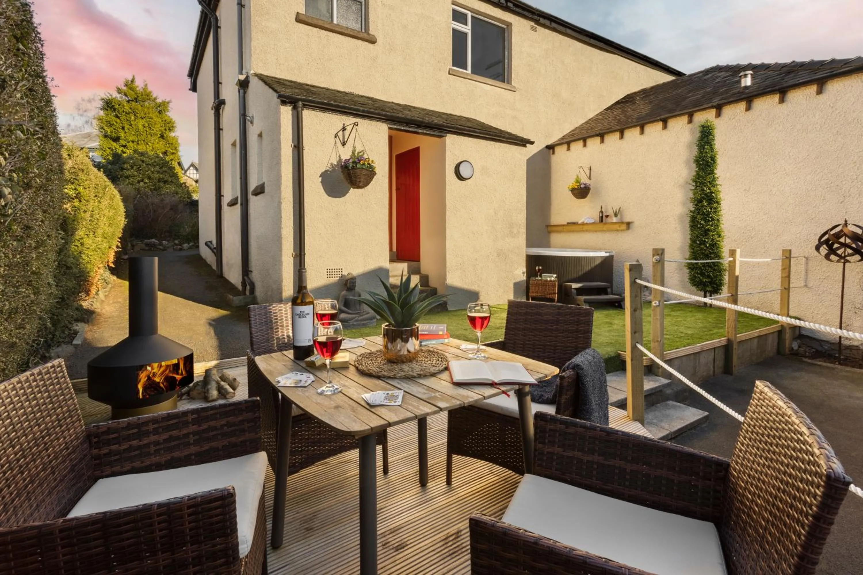 Hot Tub in Ellerthwaite Place X3 Bed House with Hot Tub in Central Windermere - Ridgestone