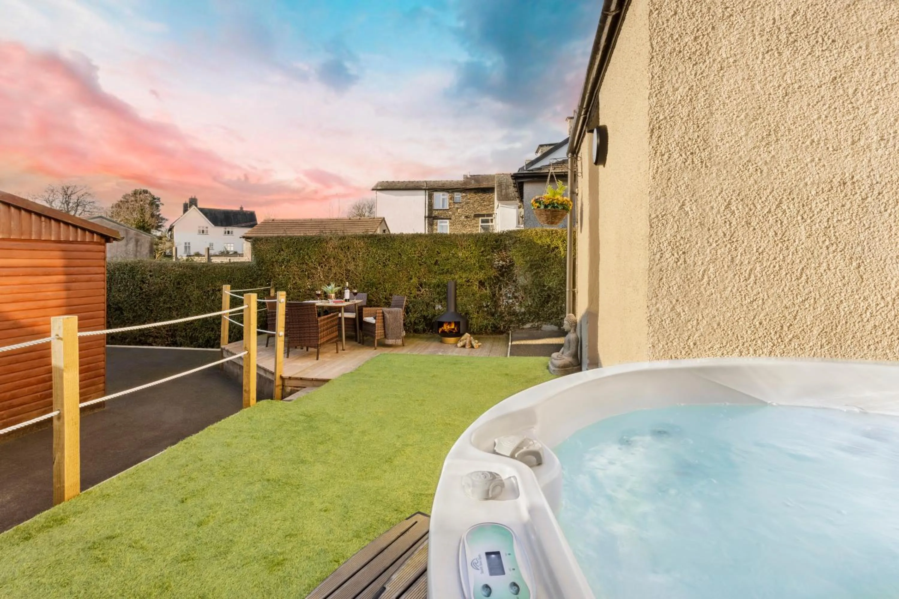 Hot Tub in Ellerthwaite Place X3 Bed House with Hot Tub in Central Windermere - Ridgestone