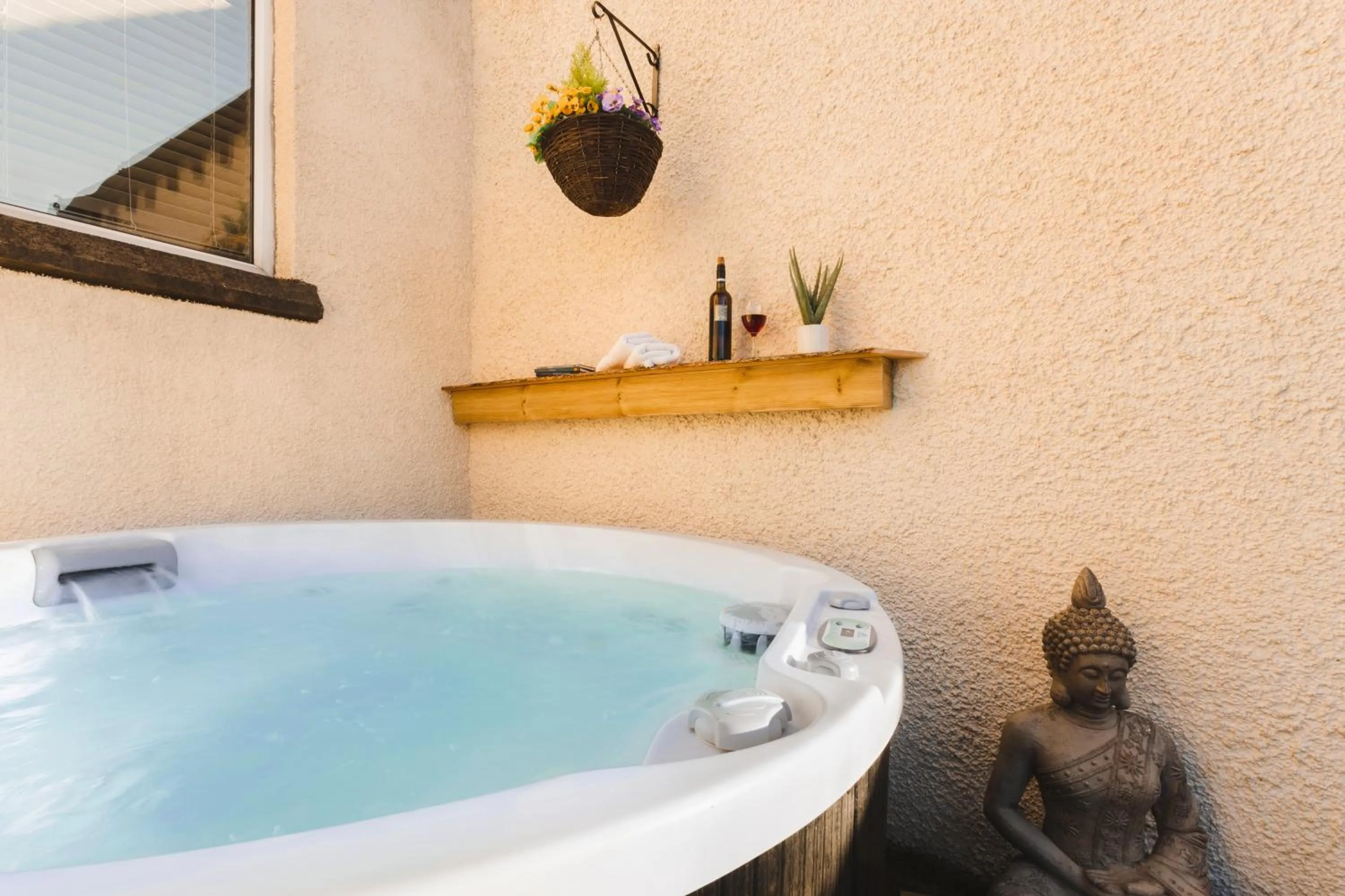 Hot Tub in Ellerthwaite Place X3 Bed House with Hot Tub in Central Windermere - Ridgestone