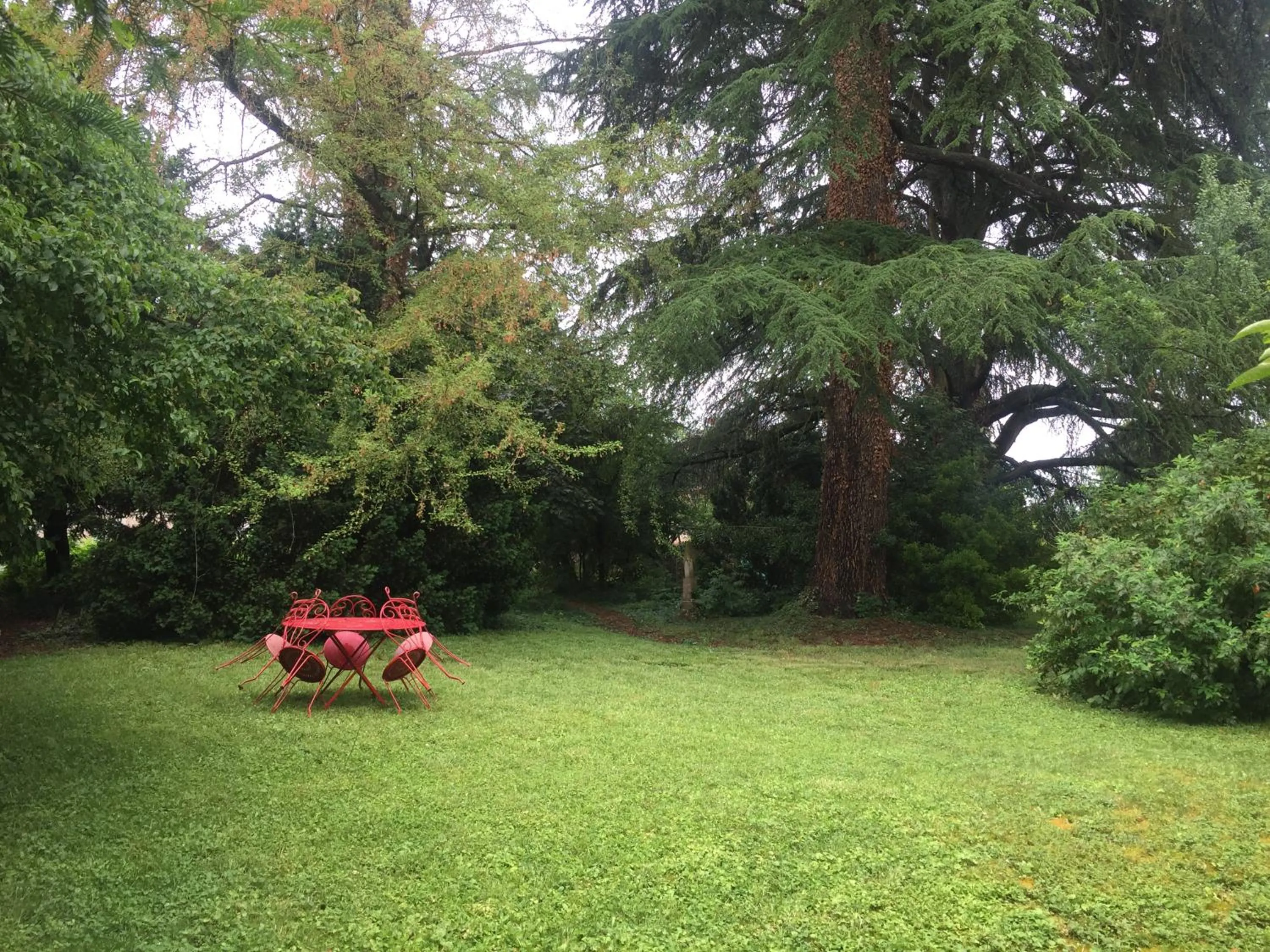 Garden in La Maison des Gardes - Chambres d'hôtes