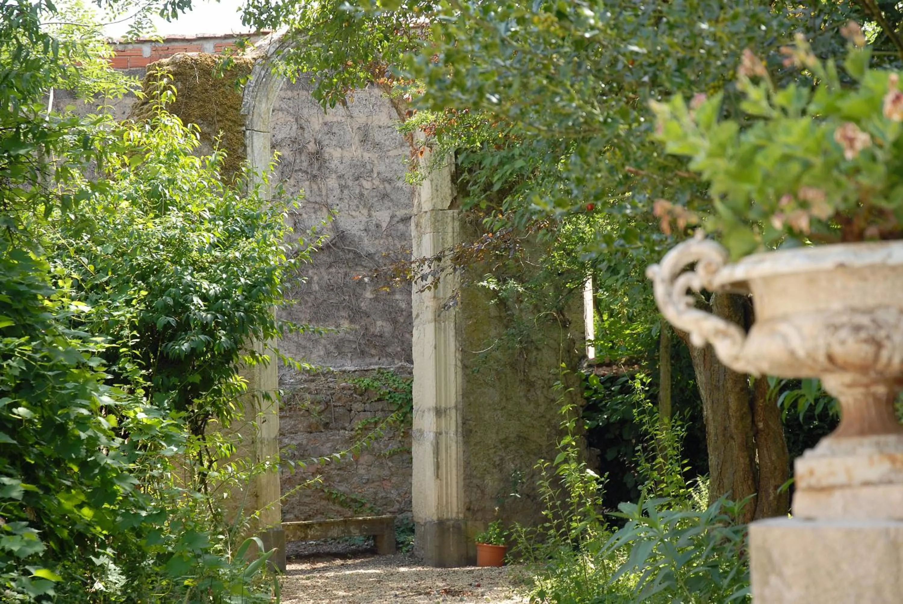 Garden in La Maison des Gardes - Chambres d'hôtes