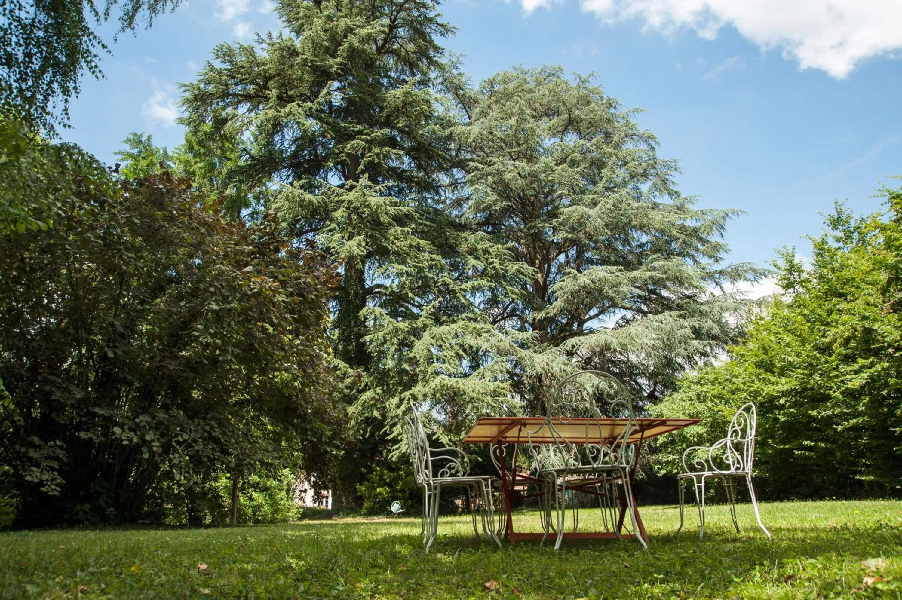 Garden view in La Maison des Gardes - Chambres d'hôtes