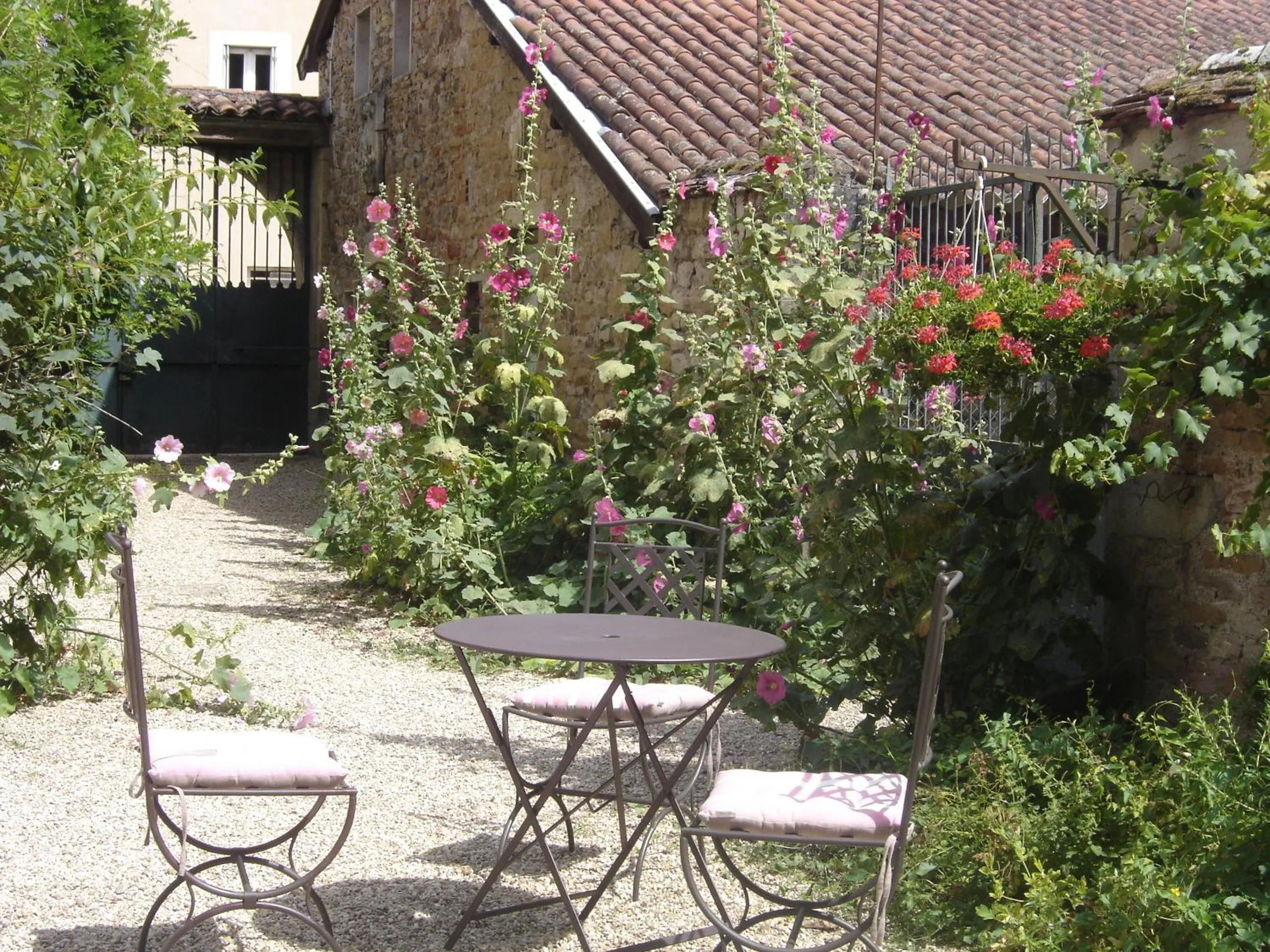 Garden in La Maison des Gardes - Chambres d'hôtes