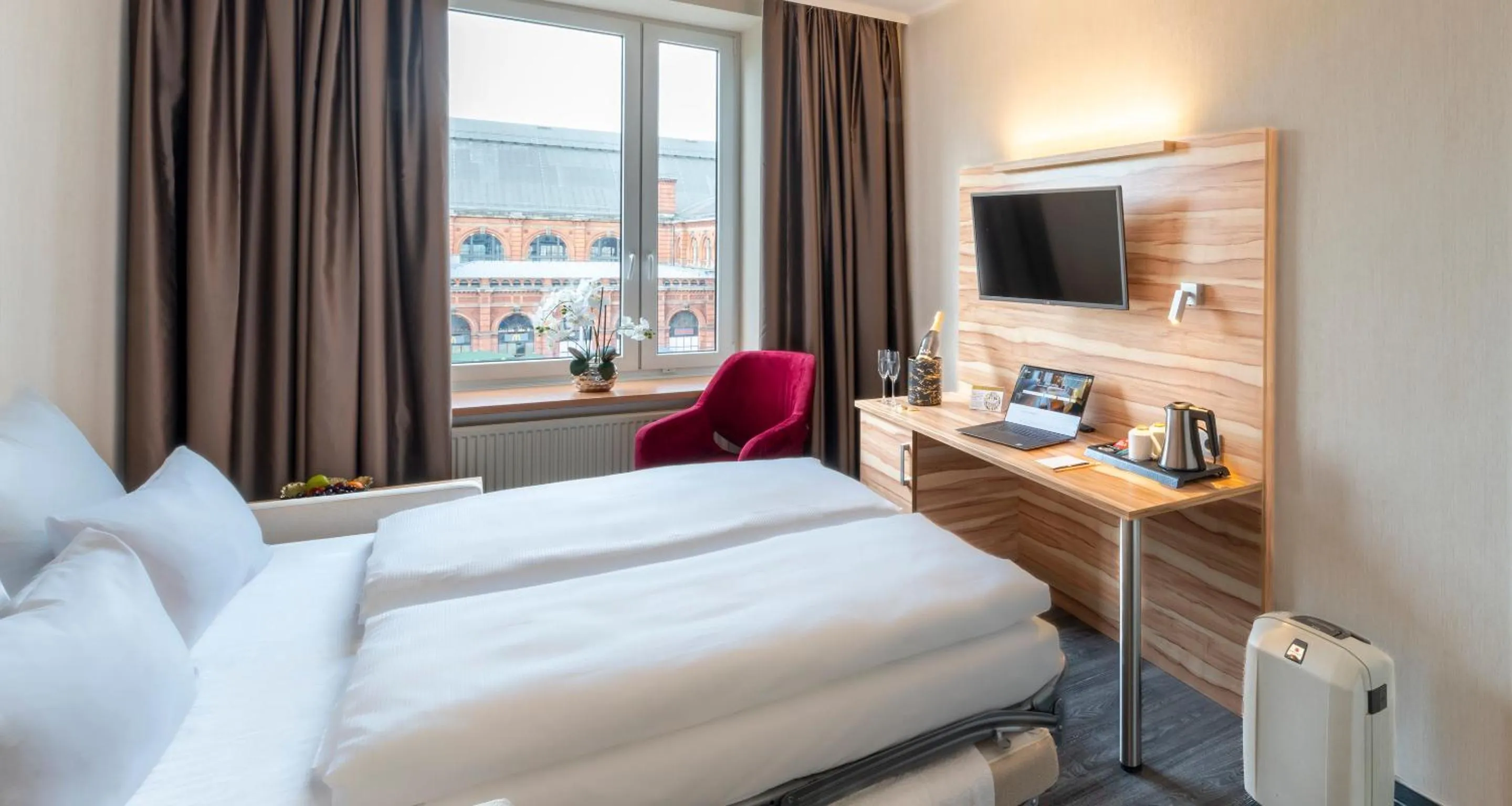 Bedroom, Bed in PLAZA Premium Columbus Bremen