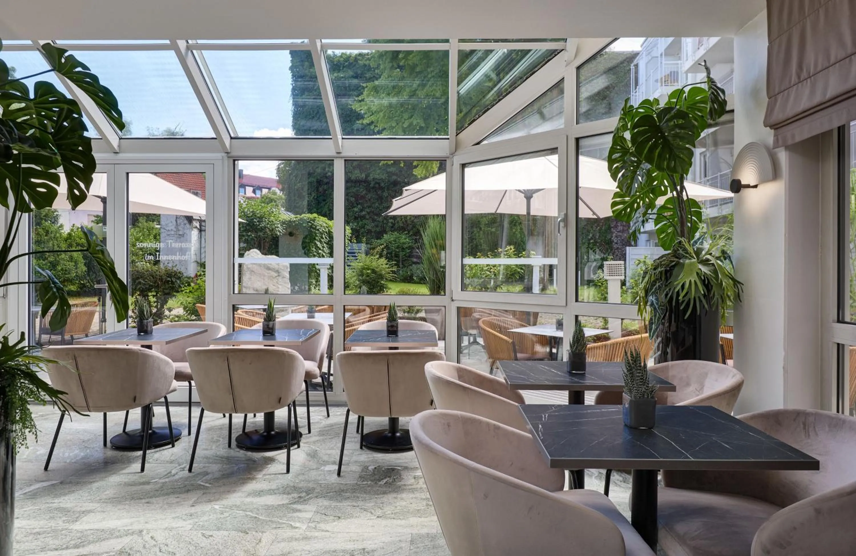 Restaurant/places to eat in Leonardo Hotel München City West