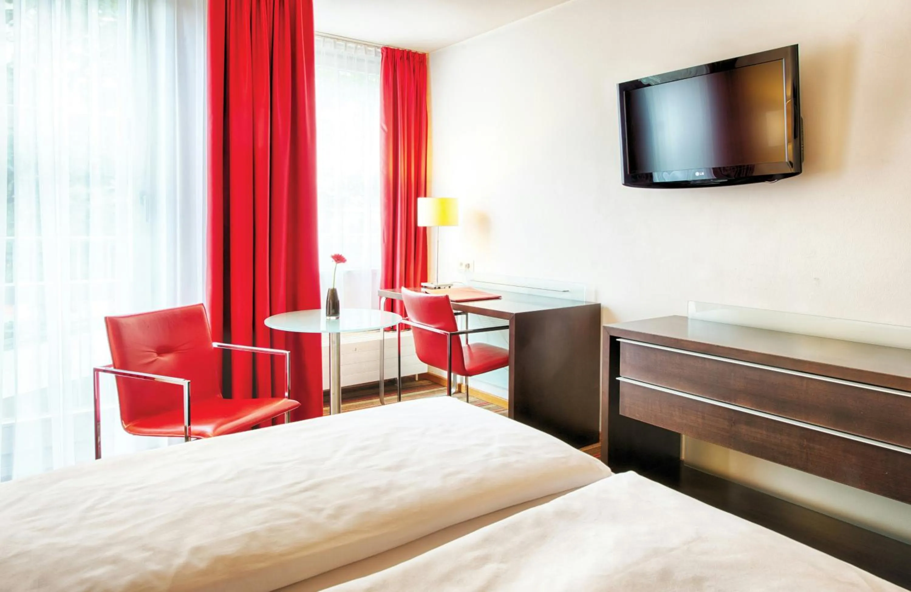 Photo of the whole room, Bed in Leonardo Hotel München City West