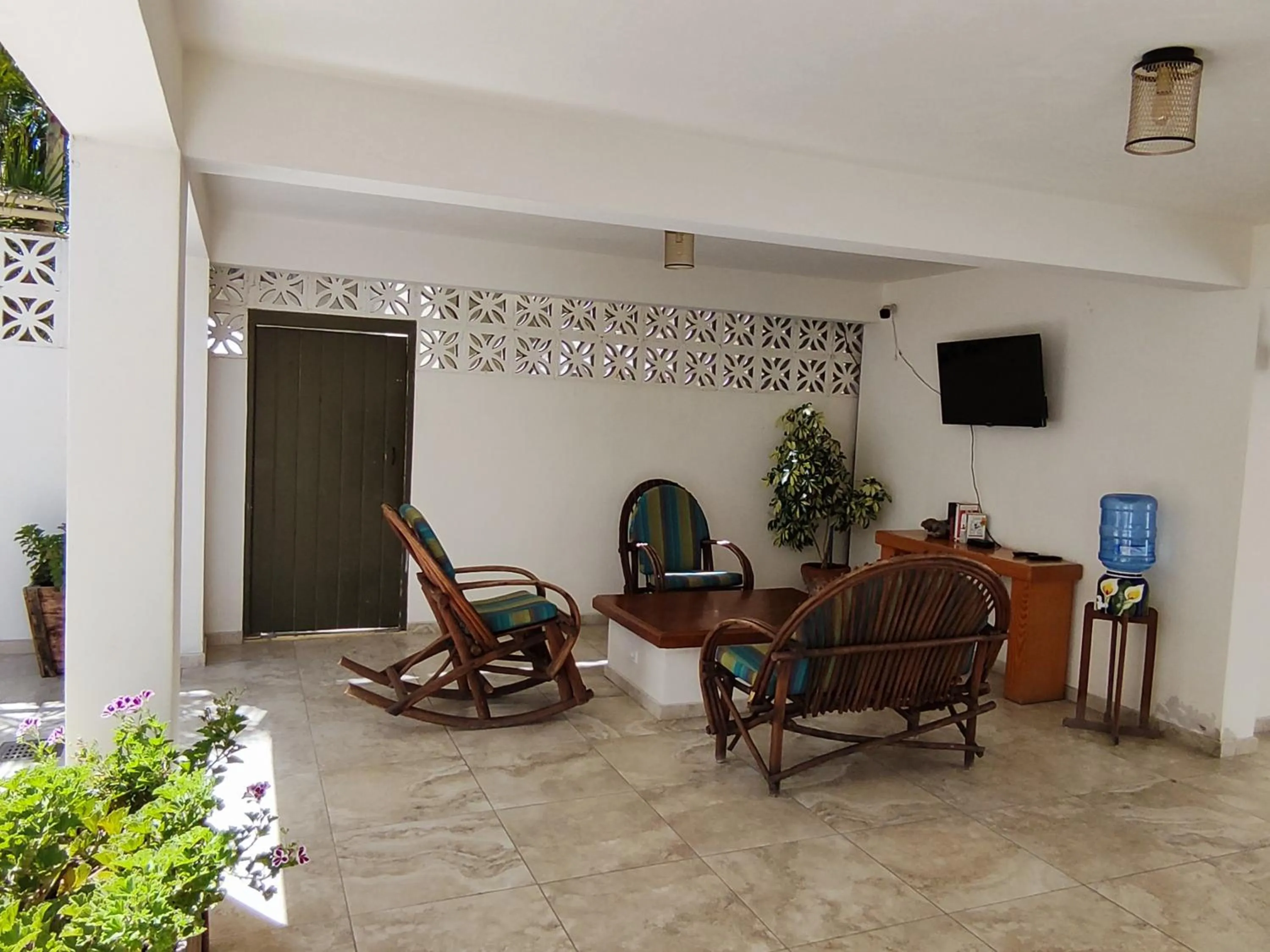 Communal lounge/ TV room in Hotel Lorimar