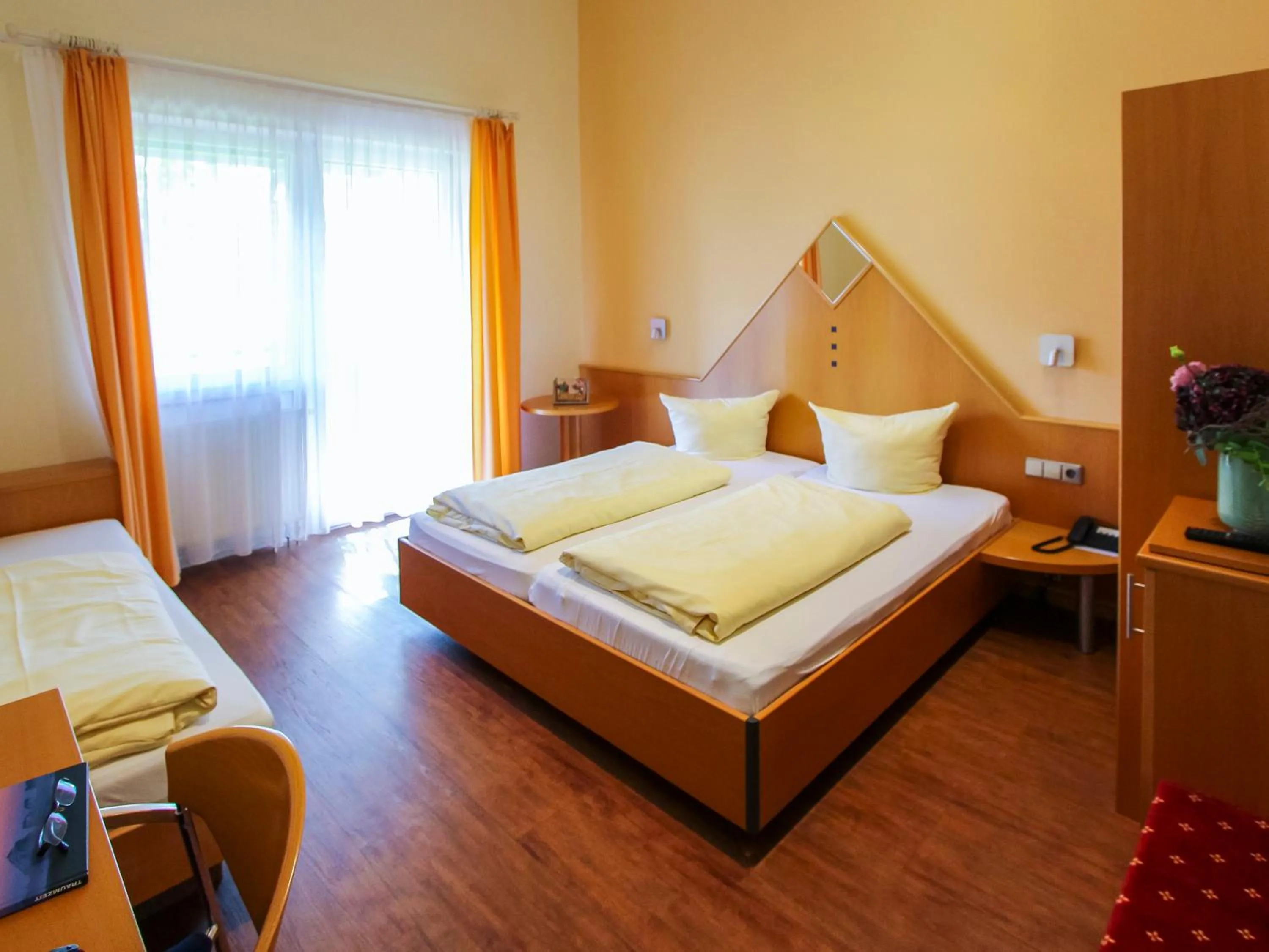 Bed in Hotel Löwen Garni - B&B