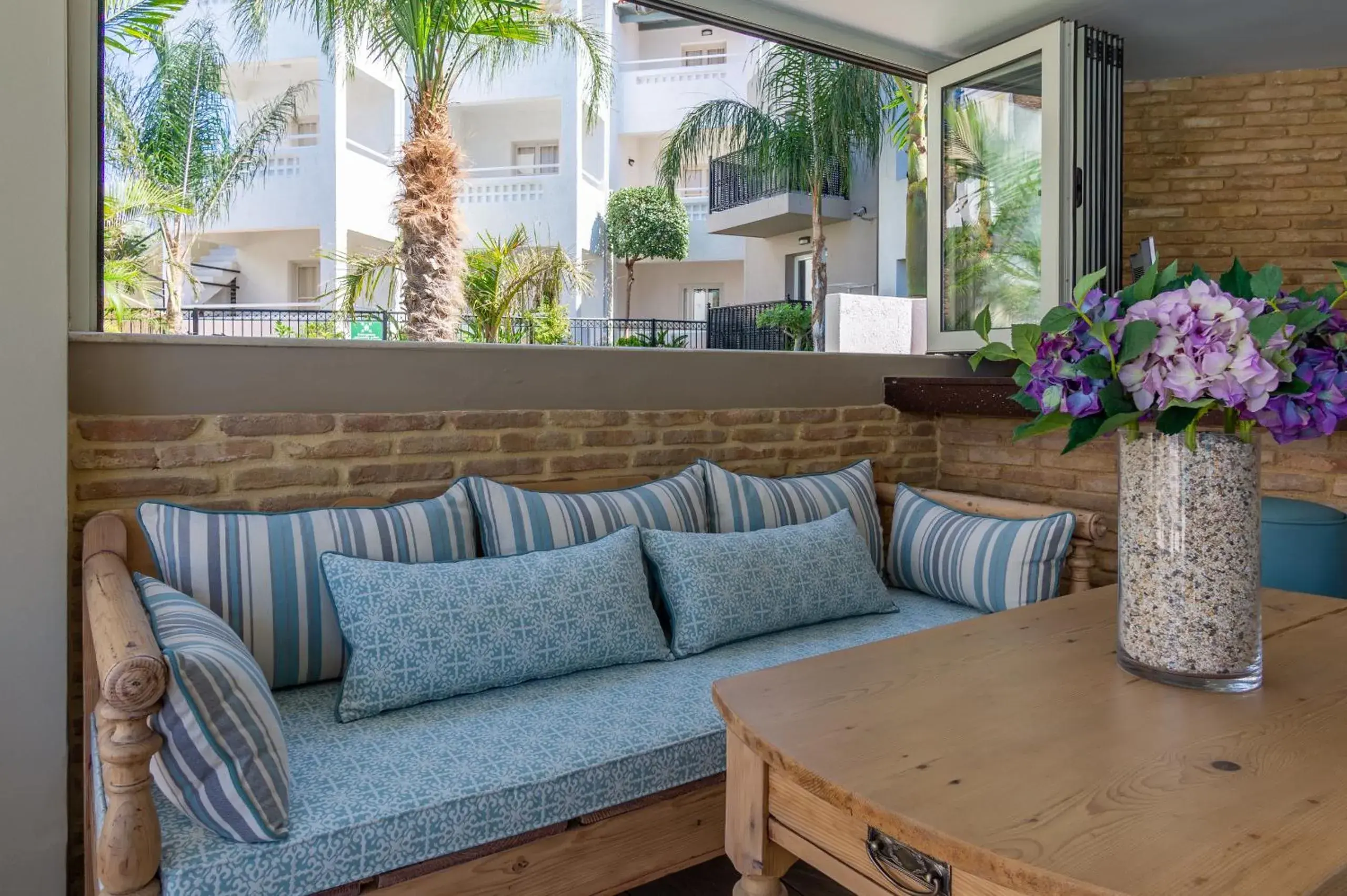 Restaurant/places to eat in Dedalos Hotel Restaurant/places to eat in Dedalos Hotel