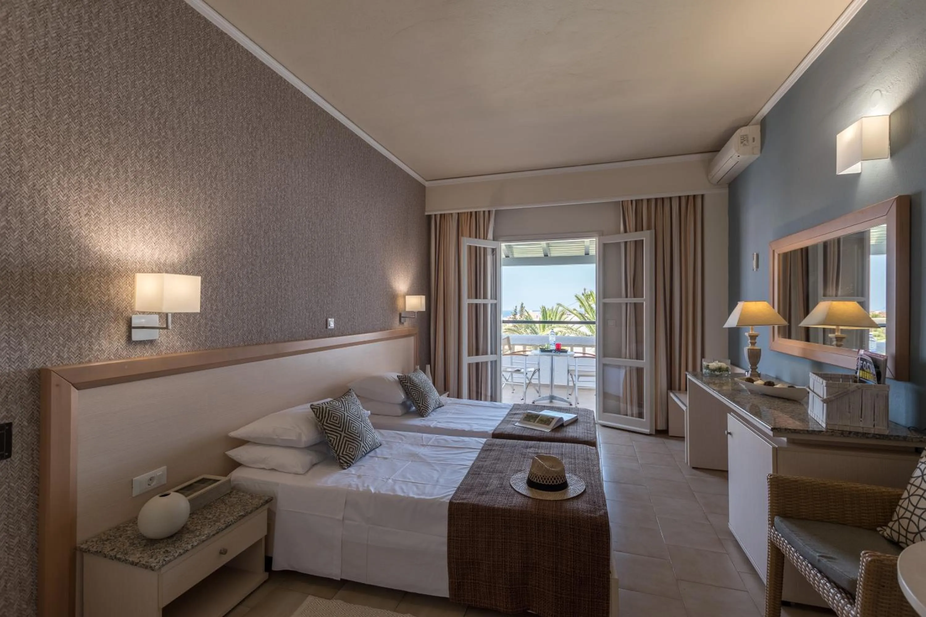 Photo of the whole room, Bed in Dedalos Hotel