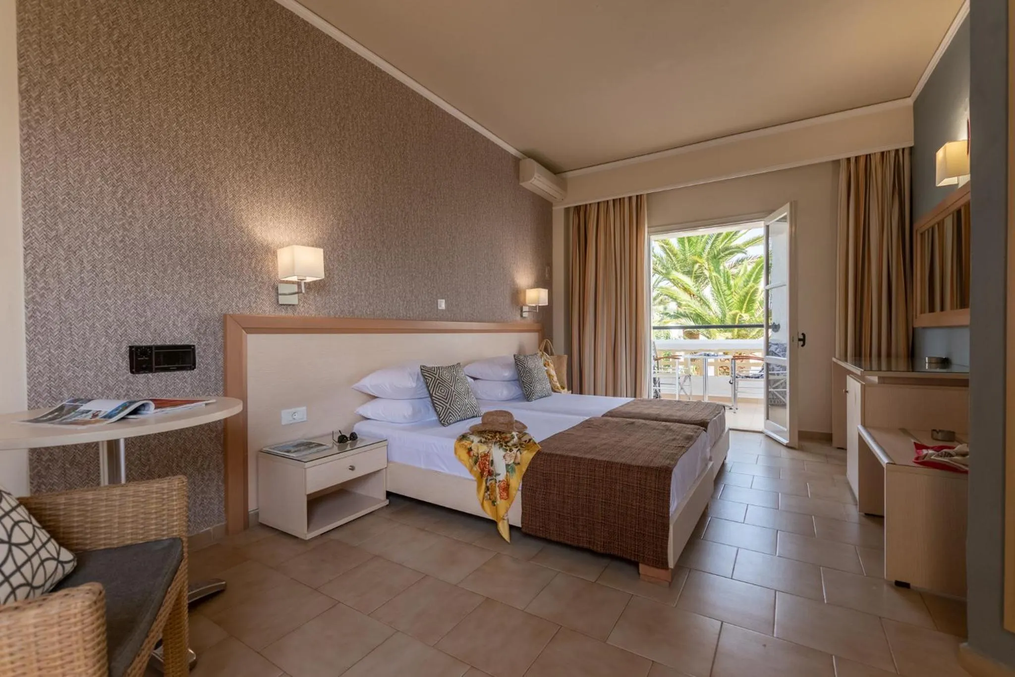 Bedroom, Bed in Dedalos Hotel