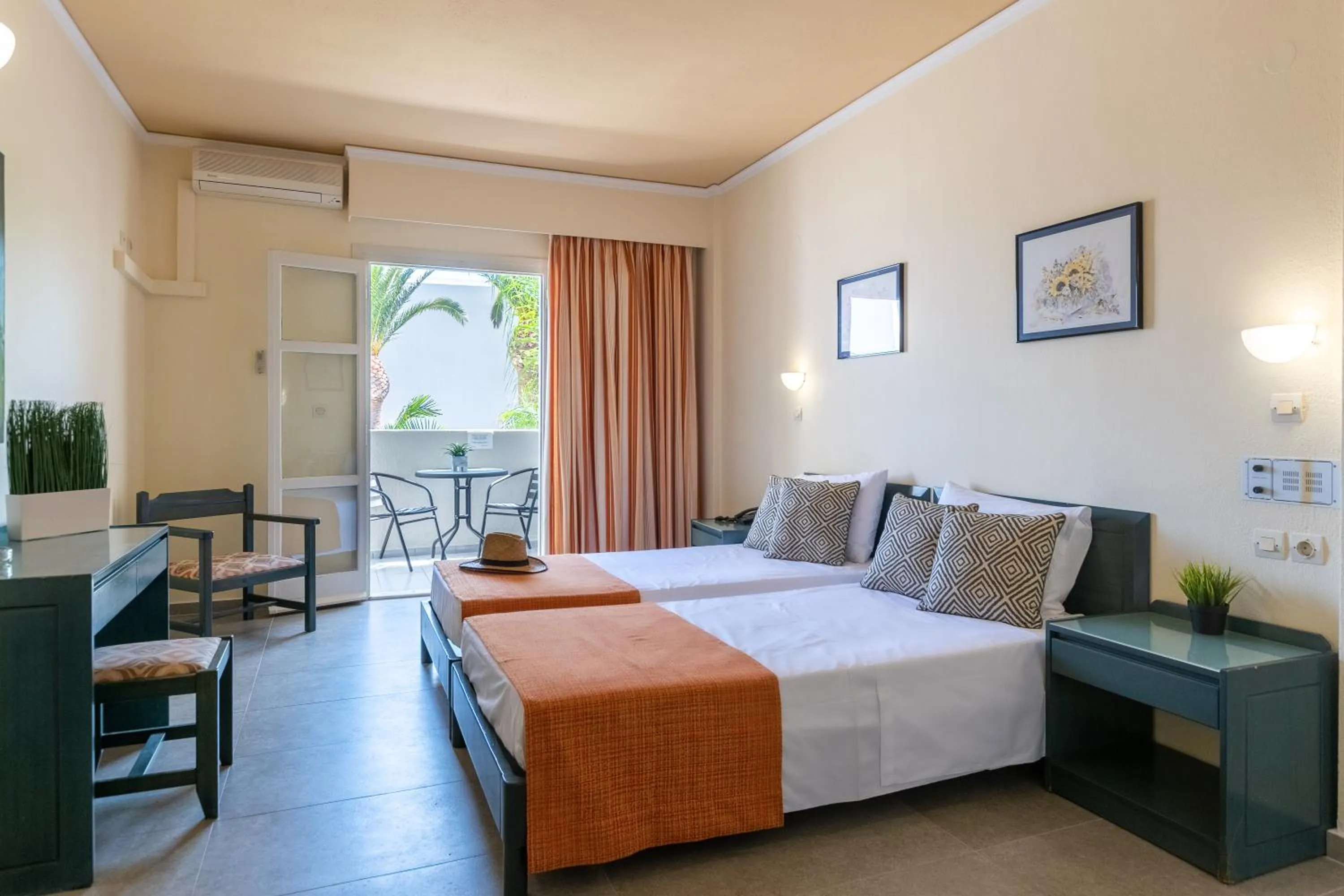 Bedroom, Bed in Dedalos Hotel