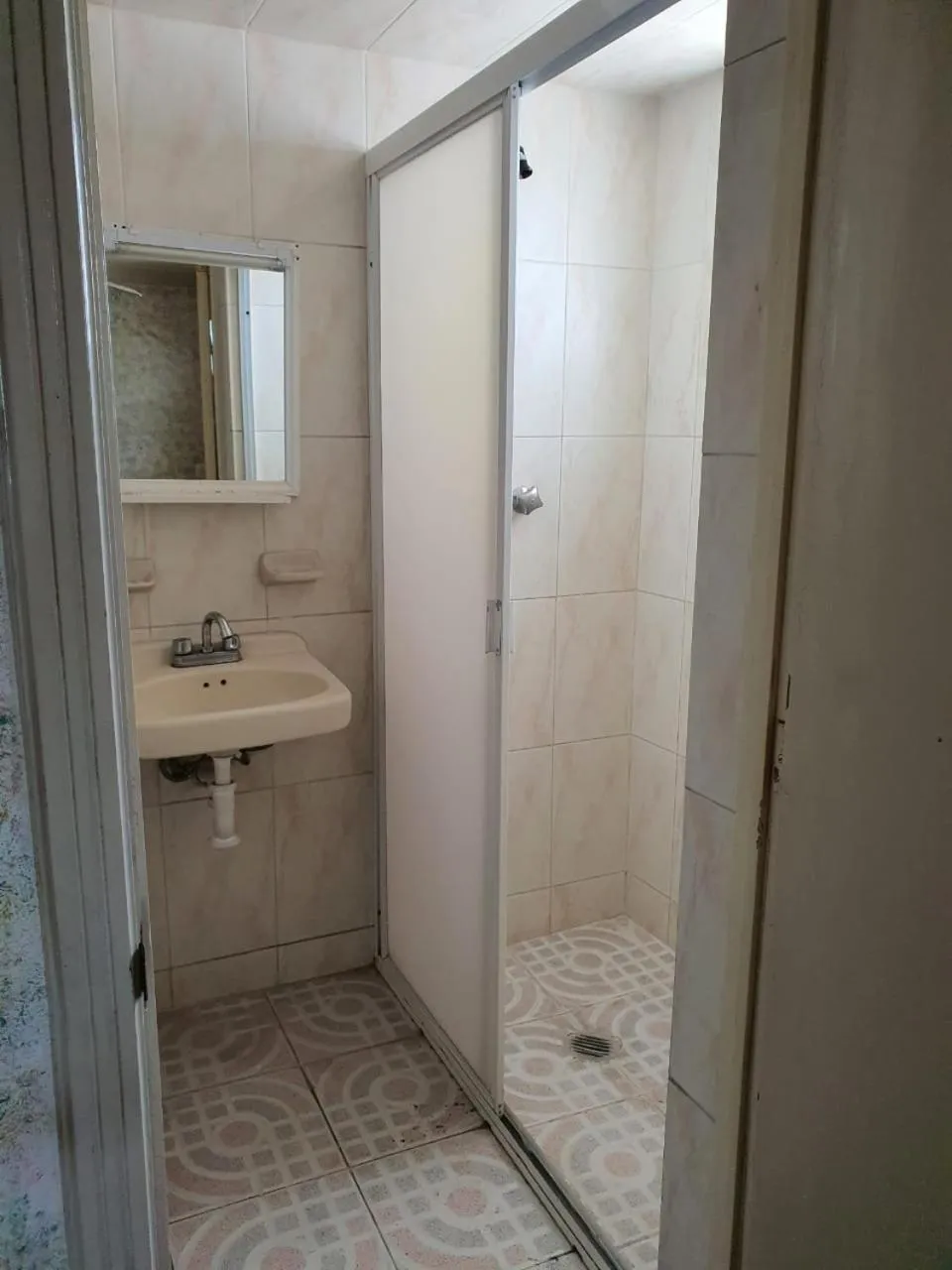 Shower in Hotel Atlantico a 150 mts de Playa Martí