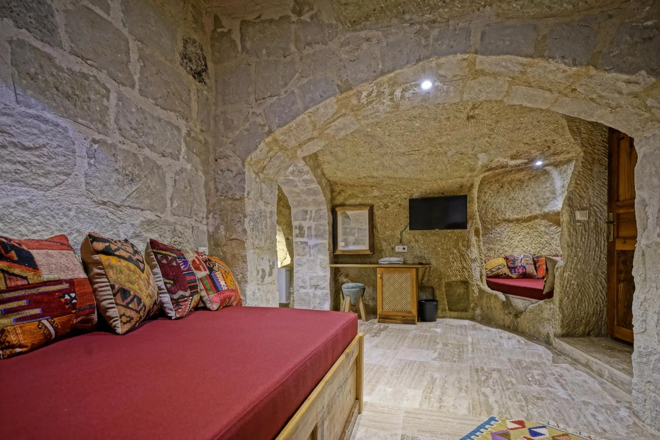 Seating area, Bed in Vigneron Cave Hotel