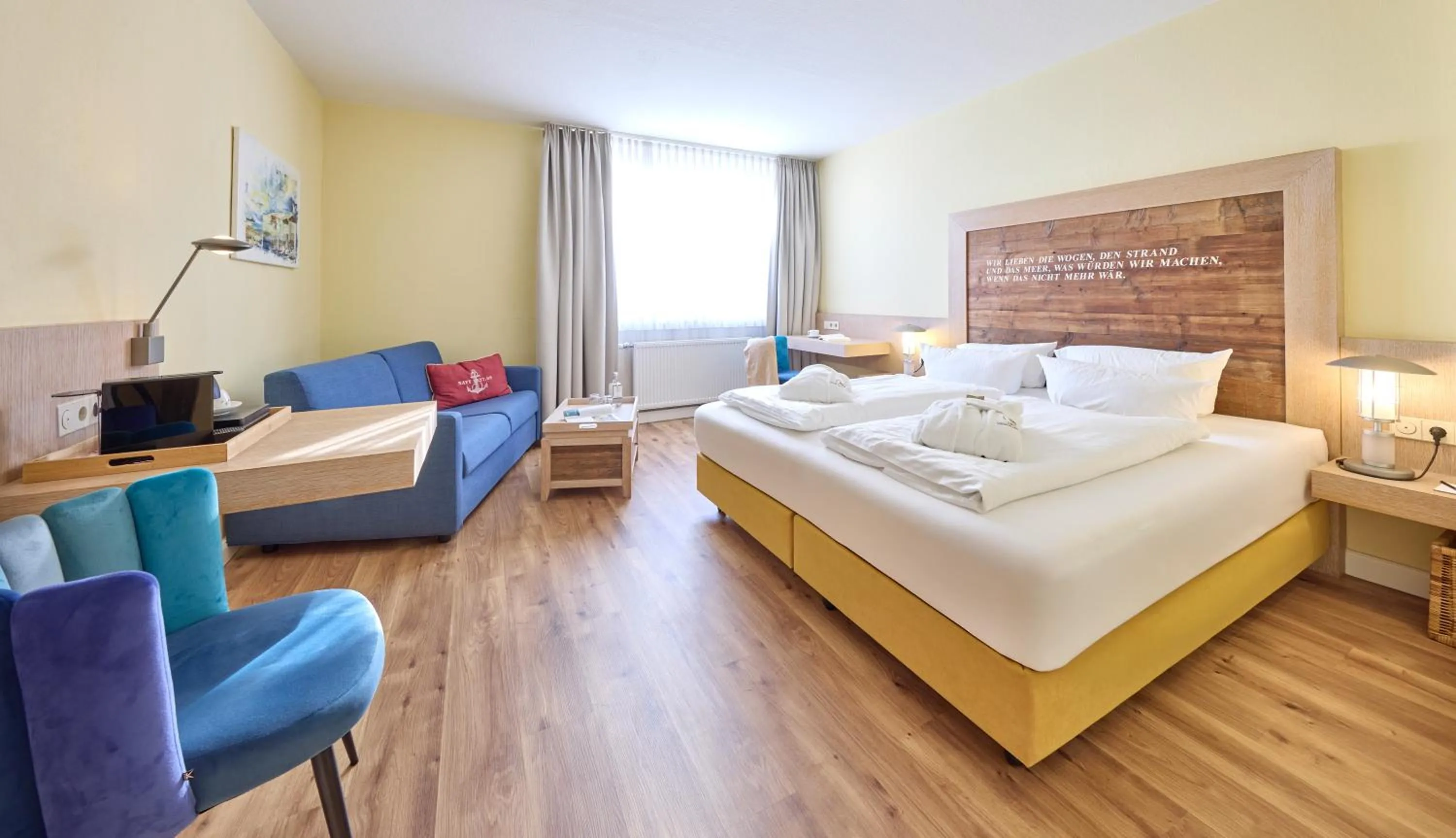 Photo of the whole room, Bed in Strandhotel VierJahresZeiten