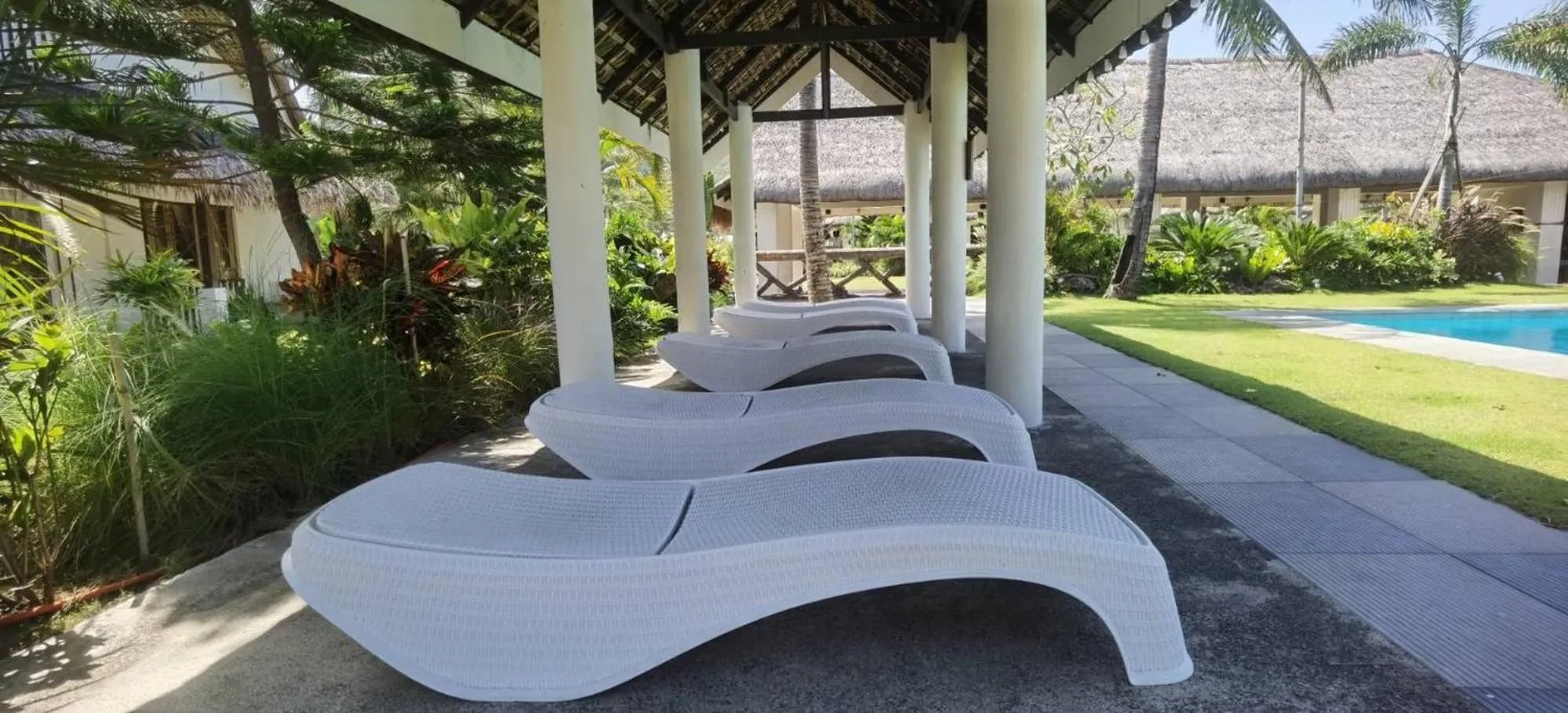 Swimming pool in Ikani Surf Resort