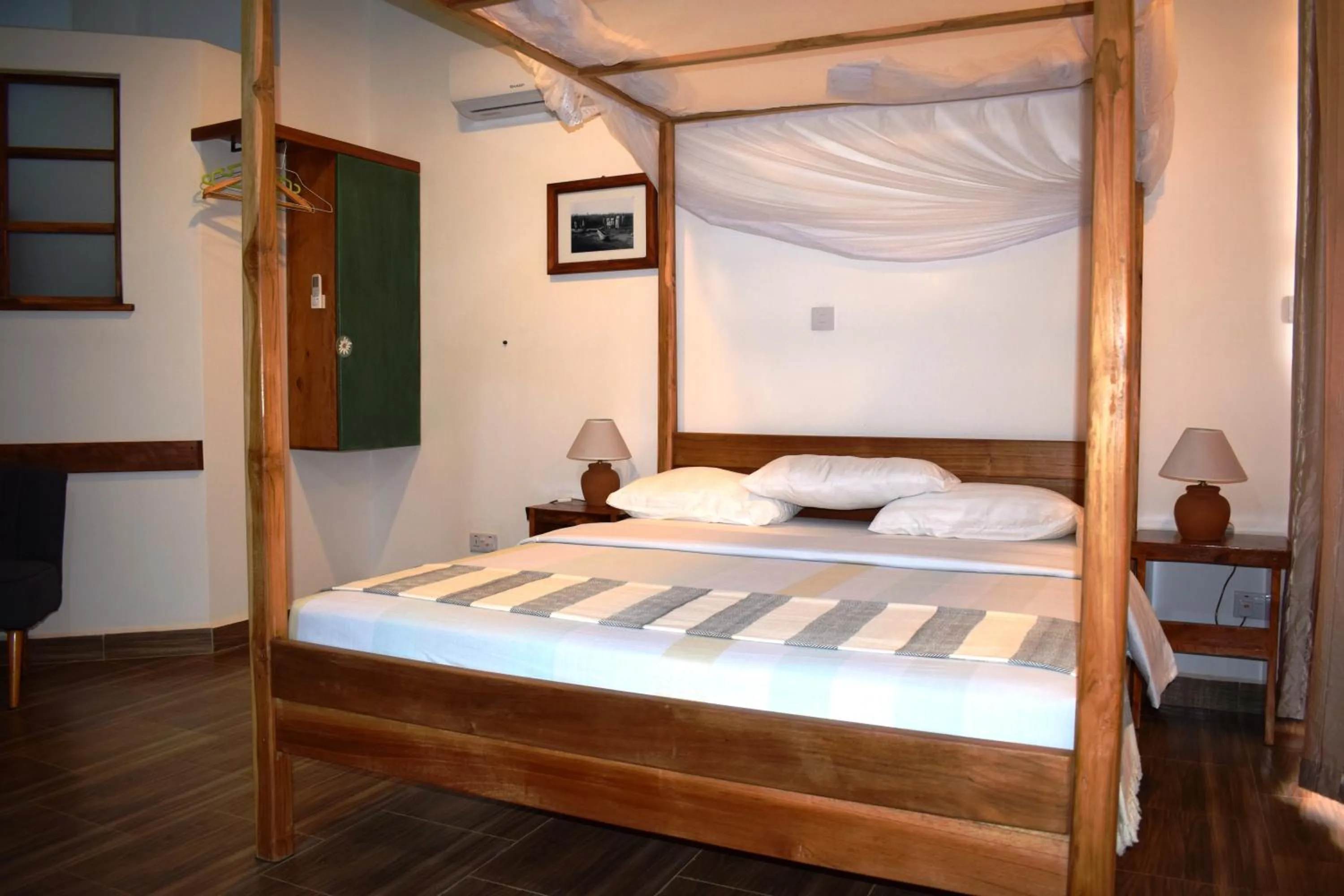 Property building, Bed in Edelwyss-Inn